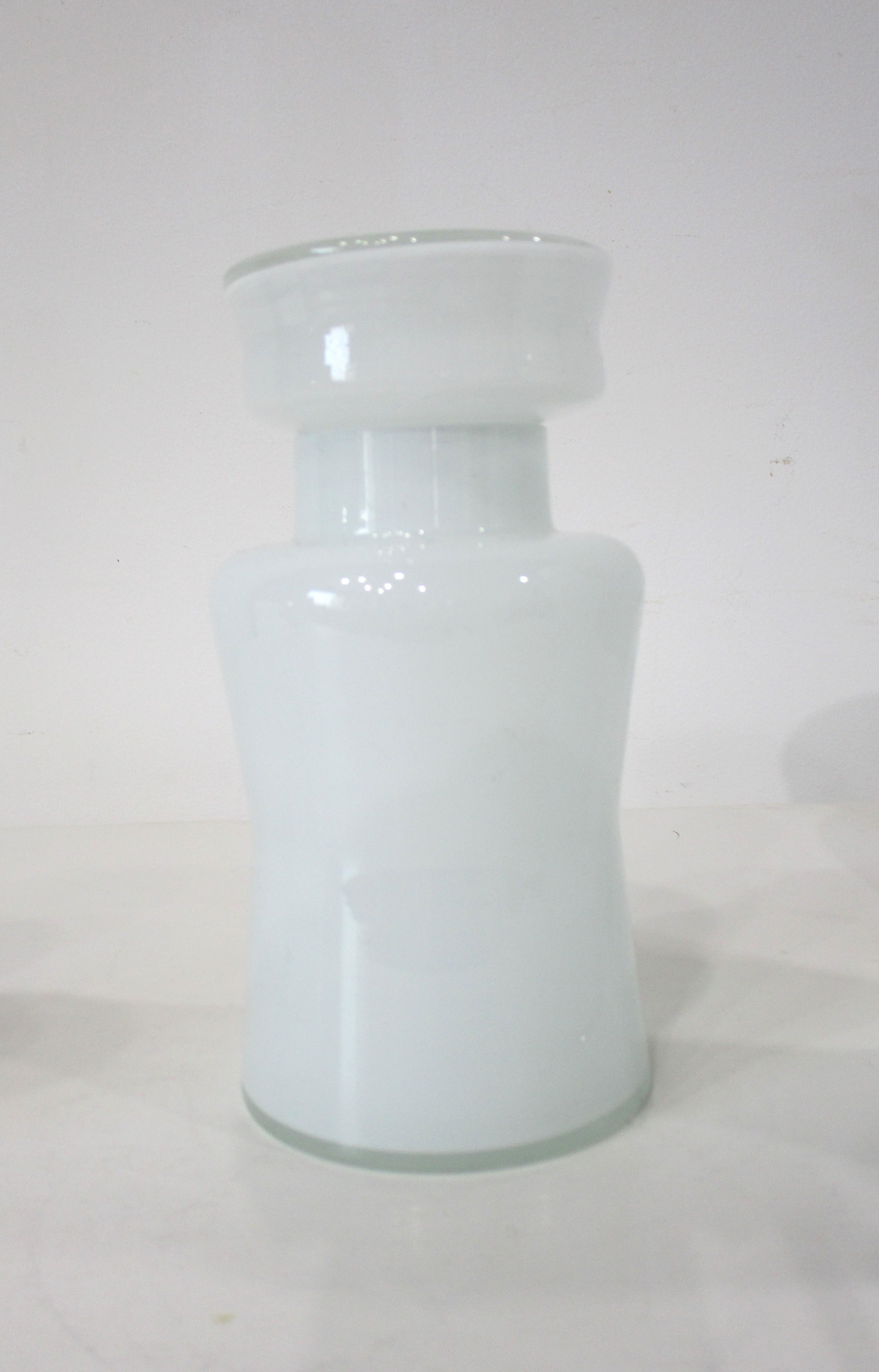 Un ensemble de trois bouteilles soufflées à la main en verre au lait coloré, avec bouchons, de la taille d'une marche d'escalier. Un très bel ensemble attribué à la société de verrerie danoise Kastrup et au designer Jacob Bang Denmark . Les mesures