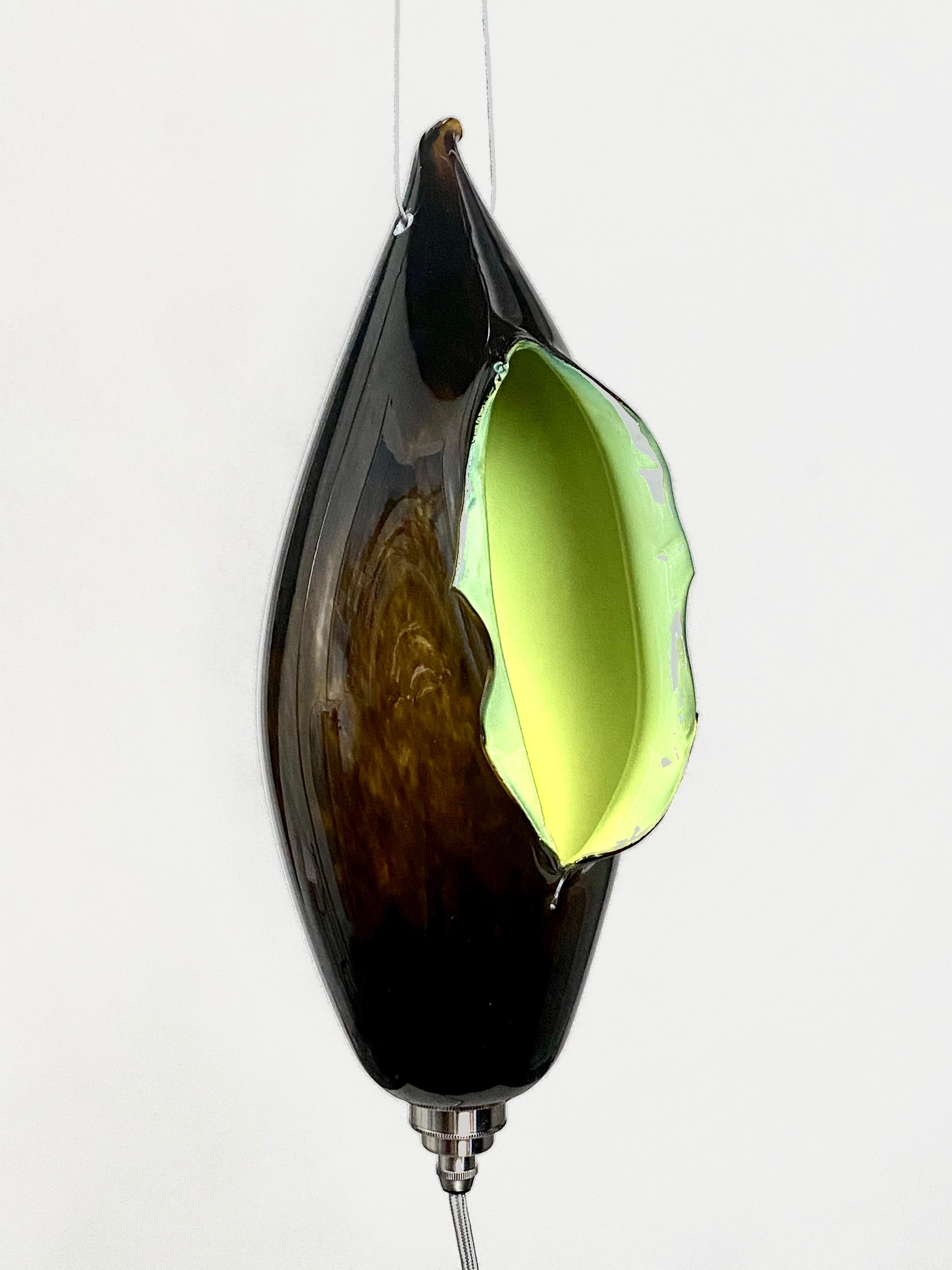 Il s'agit d'une nouvelle œuvre de Mattia Biagi dans un verre.
Cette lampe sculpturale peut être utilisée comme lampe de table ou suspendue.
le fil métallique de 16 pieds recouvert de tissu robuste de couleur nickel permet de multiples possibilités