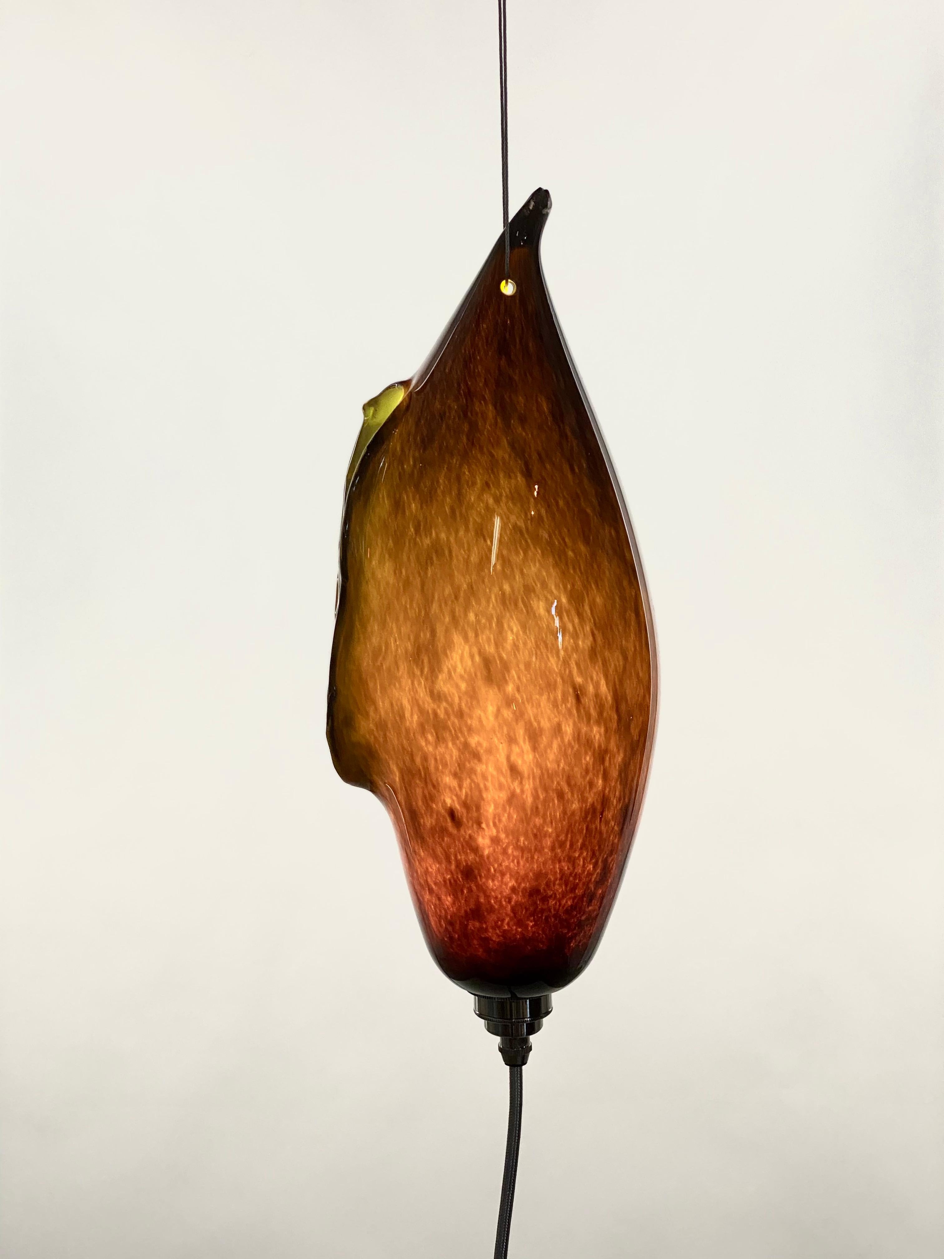 Américain Lampe suspendue en verre soufflé marron et vert, XXIe siècle par Mattia Biagi en vente