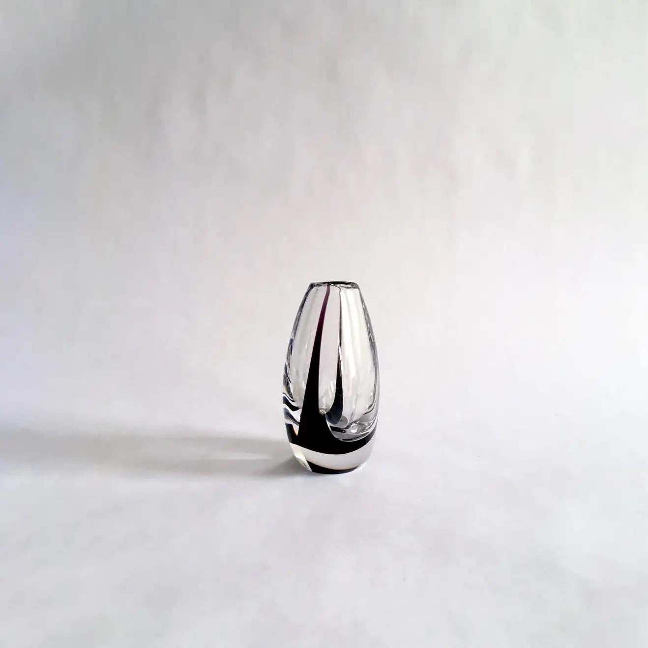 Suédois Kosta Boda par Vicke Lindstrand Vase à bourgeons en verre soufflé transparent avec détails noirs en vente