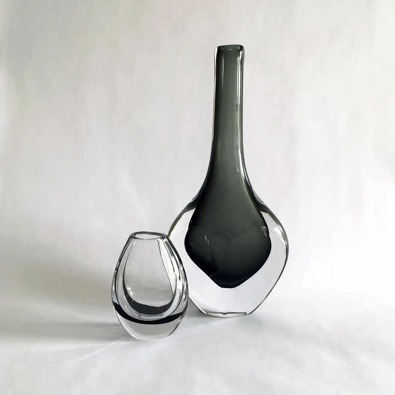 Kosta Boda par Vicke Lindstrand Vase à bourgeons en verre soufflé transparent avec détails noirs Bon état - En vente à New York, NY