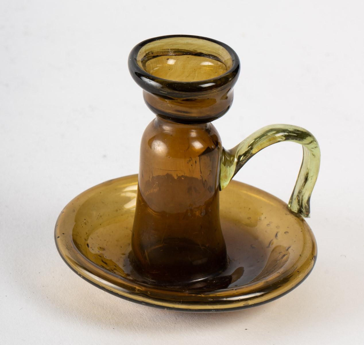 Bougeoir en verre soufflé, 1960
Mesures : H 9 cm, D 10 cm.