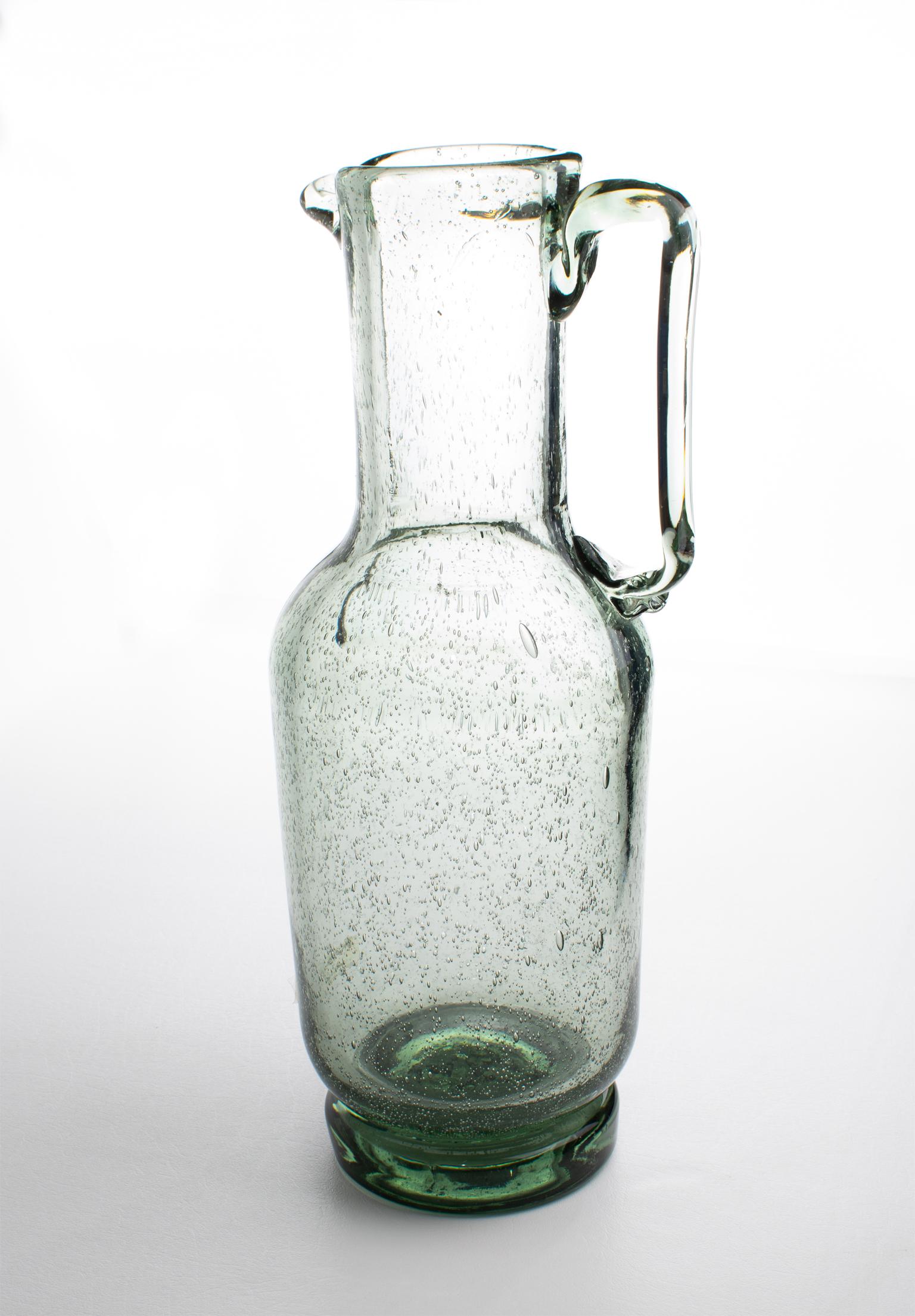 Si tratta di una splendida brocca o decanter in vetro soffiato stretto e traslucido di metà secolo proveniente dalla Verrerie de Bendor, sull'isola di Bendor, in Costa Azzurra. Il pezzo è stato realizzato in Francia intorno al 1960. La decorazione a