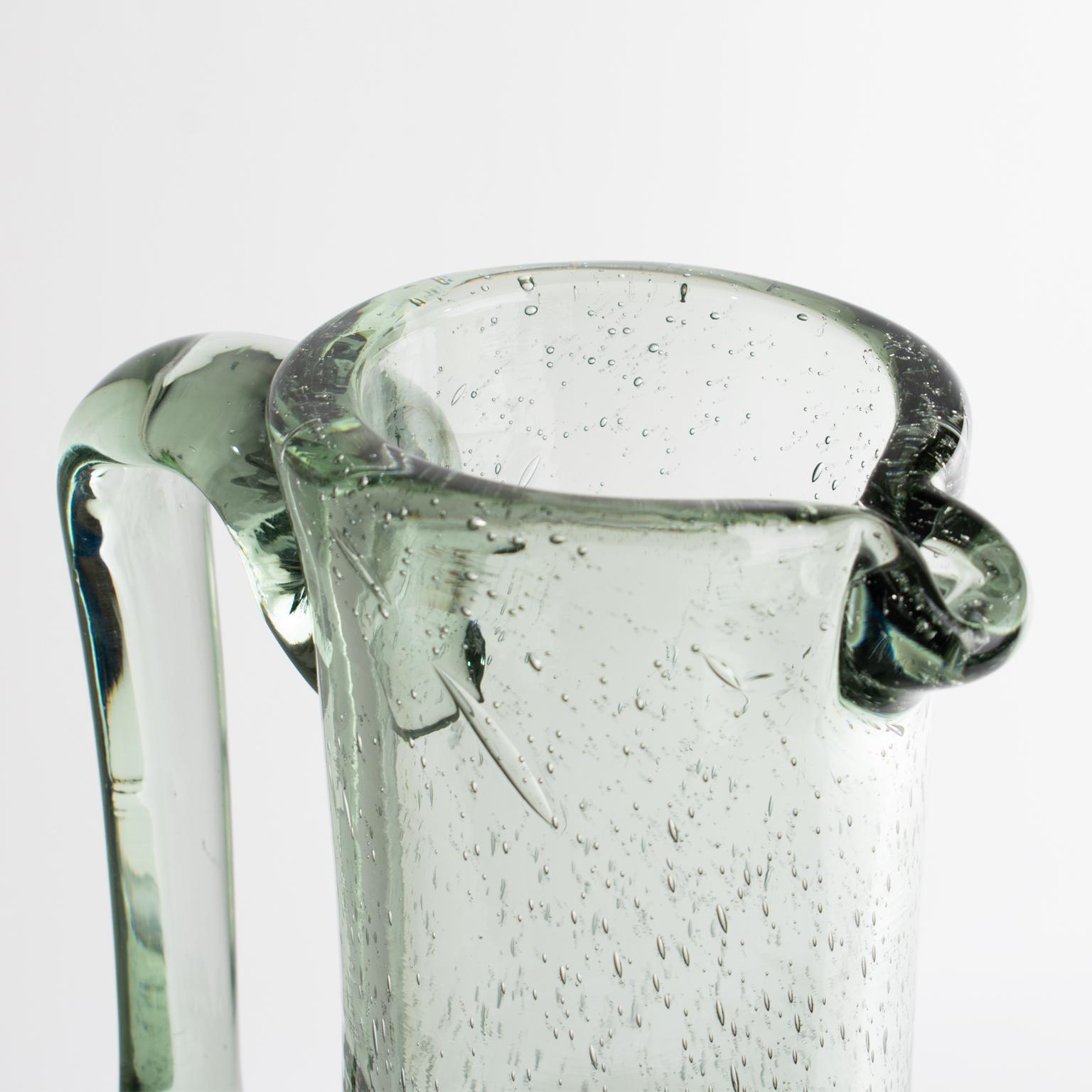 Caraffa decorativa in vetro soffiato di Verrerie de Bendor, Francia, circa 1960 In condizioni ottime in vendita a Atlanta, GA