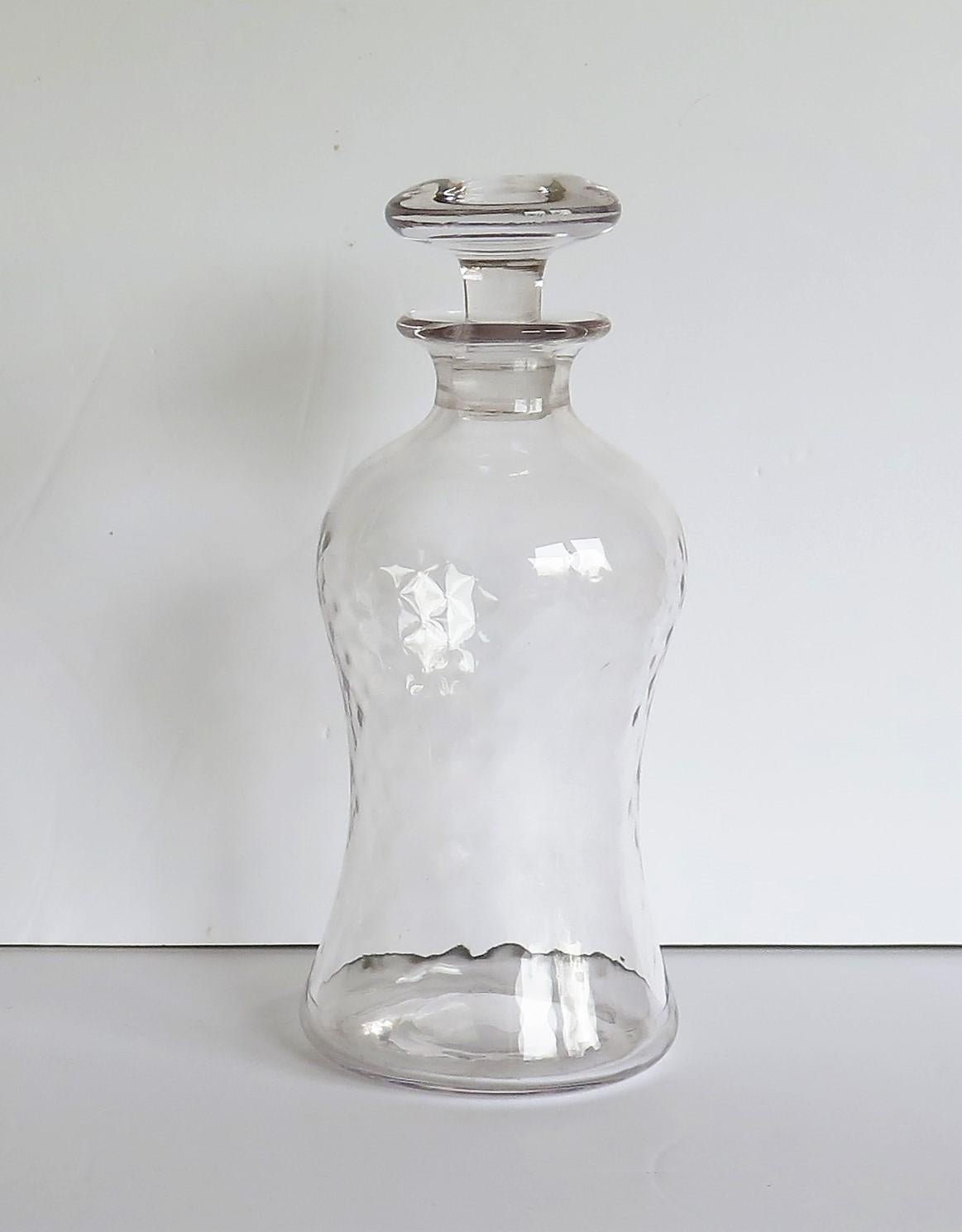 Édouardien Carafe à décanter édouardienne en verre soufflé, moulée en creux avec bouchon en forme de champignon, vers 1900 en vente