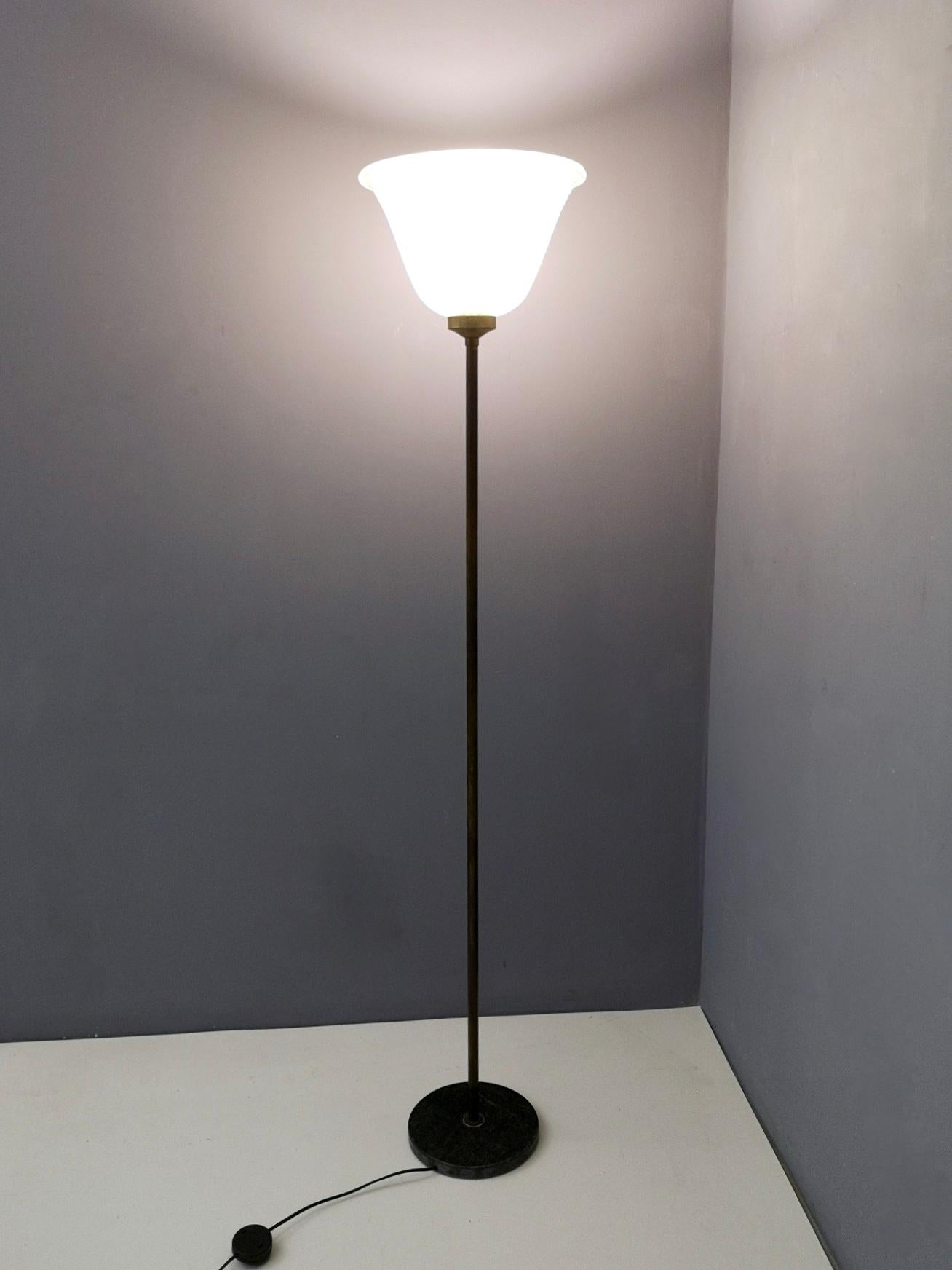 Handmade in Murano, Italy, 1950s.
It features a green alps marble base, brass details and an etched and blown glass lampshade with bubble inclusion due to its manufacturing.
This floor lamp has no damages or dents, and features its original