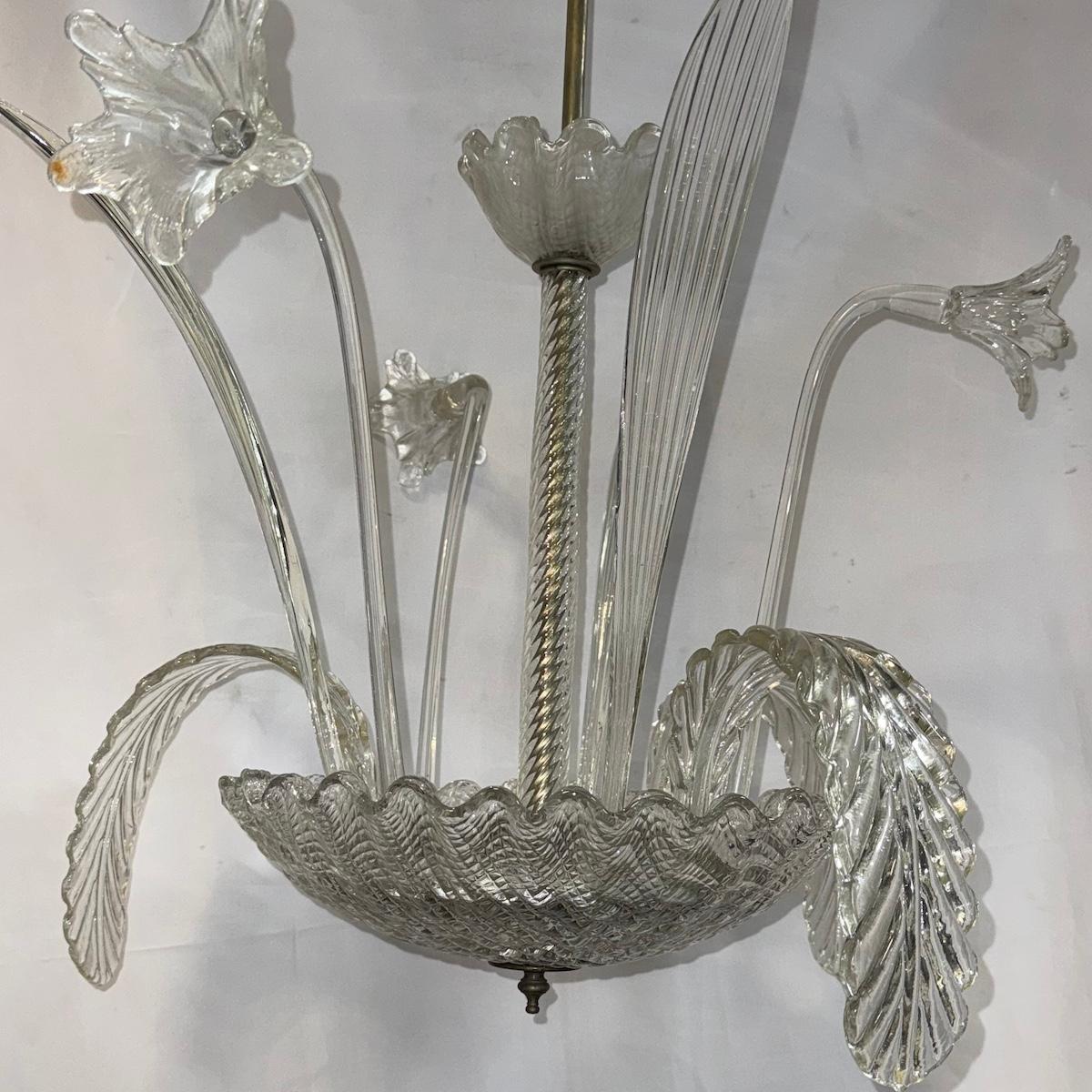 CIRCA 1950 Italienische Leuchte aus geblasenem Glas mit Blattwerkmotiv. 6 Lichter.

Abmessungen:
Durchmesser: 22