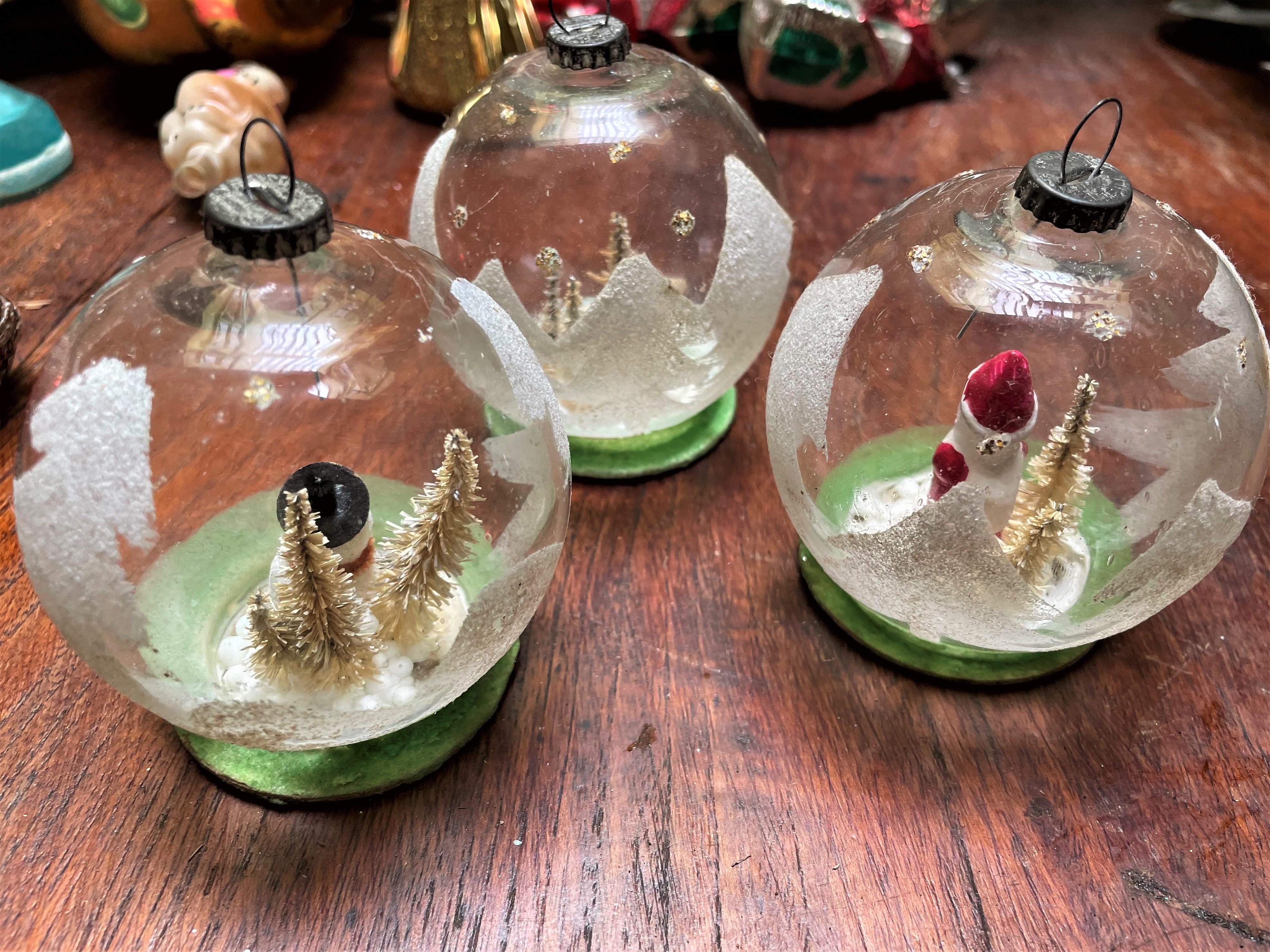 Blown Glass Globe Ornament w/ Diorama Winter Scenes Santa Snowman Reindeer Trees In Fair Condition In Clifton Forge, VA