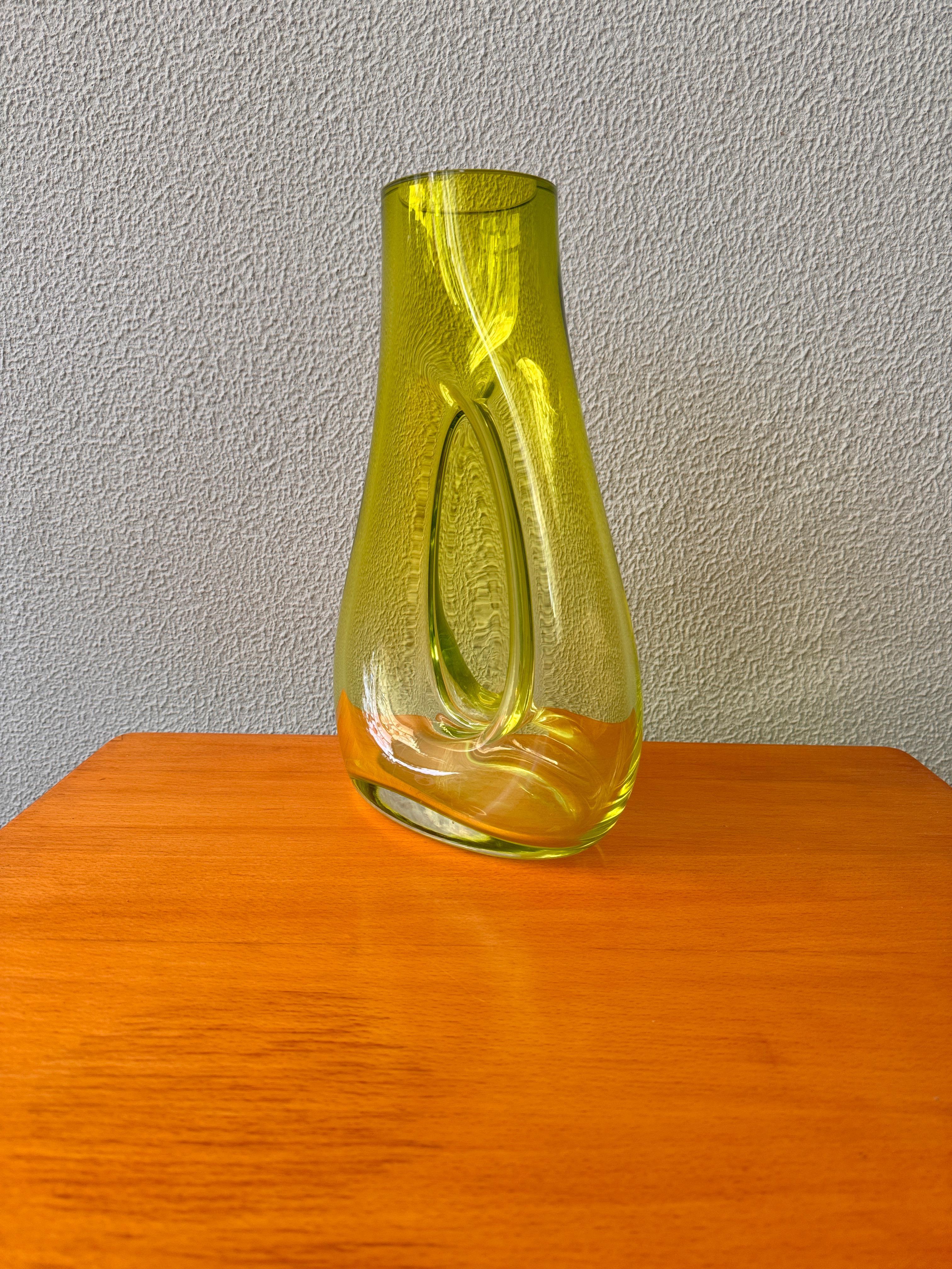 
Ti presentiamo uno squisito vaso di colore verde realizzato dal celebre Toni Zuccheri per Ve Art Murano, caratterizzato dall'intricata tecnica dell'incalmo e da un caratteristico appiattimento centrale. Realizzato negli anni '60, questo