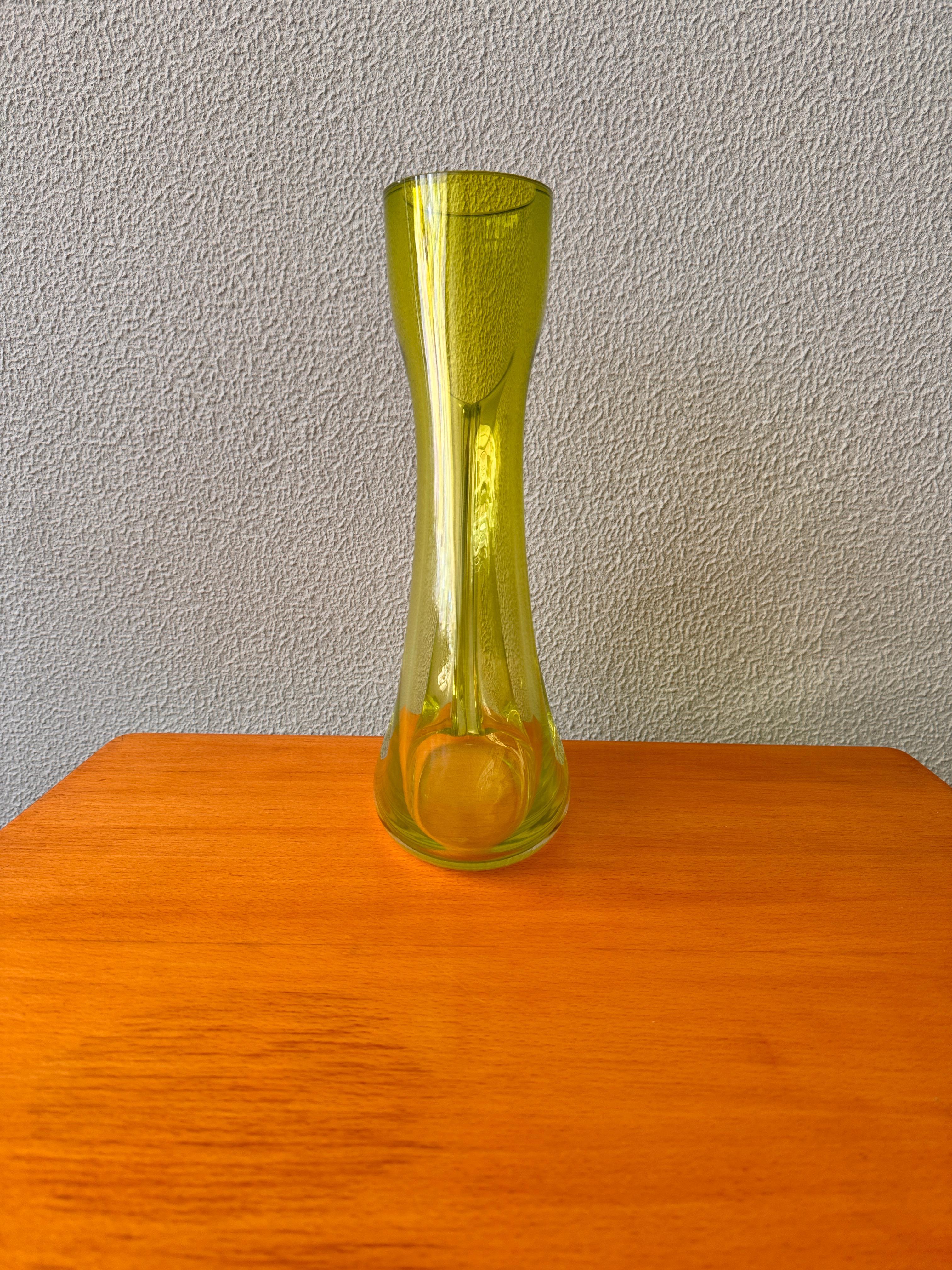 Mid-Century moderno Vaso verde in vetro soffiato di Toni Zuccheri per Ve Art, anni '60 in vendita