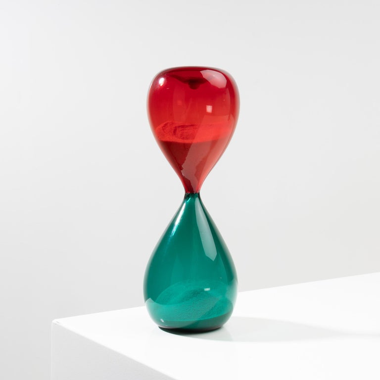 Two-tone blown glass hourglass (Green and red).
The glass hourglasses designed by Paolo Venini in 1957 were exhibited at the XIth Milan Triennale the same year.
Signed with the acid stamp on 3 lines 