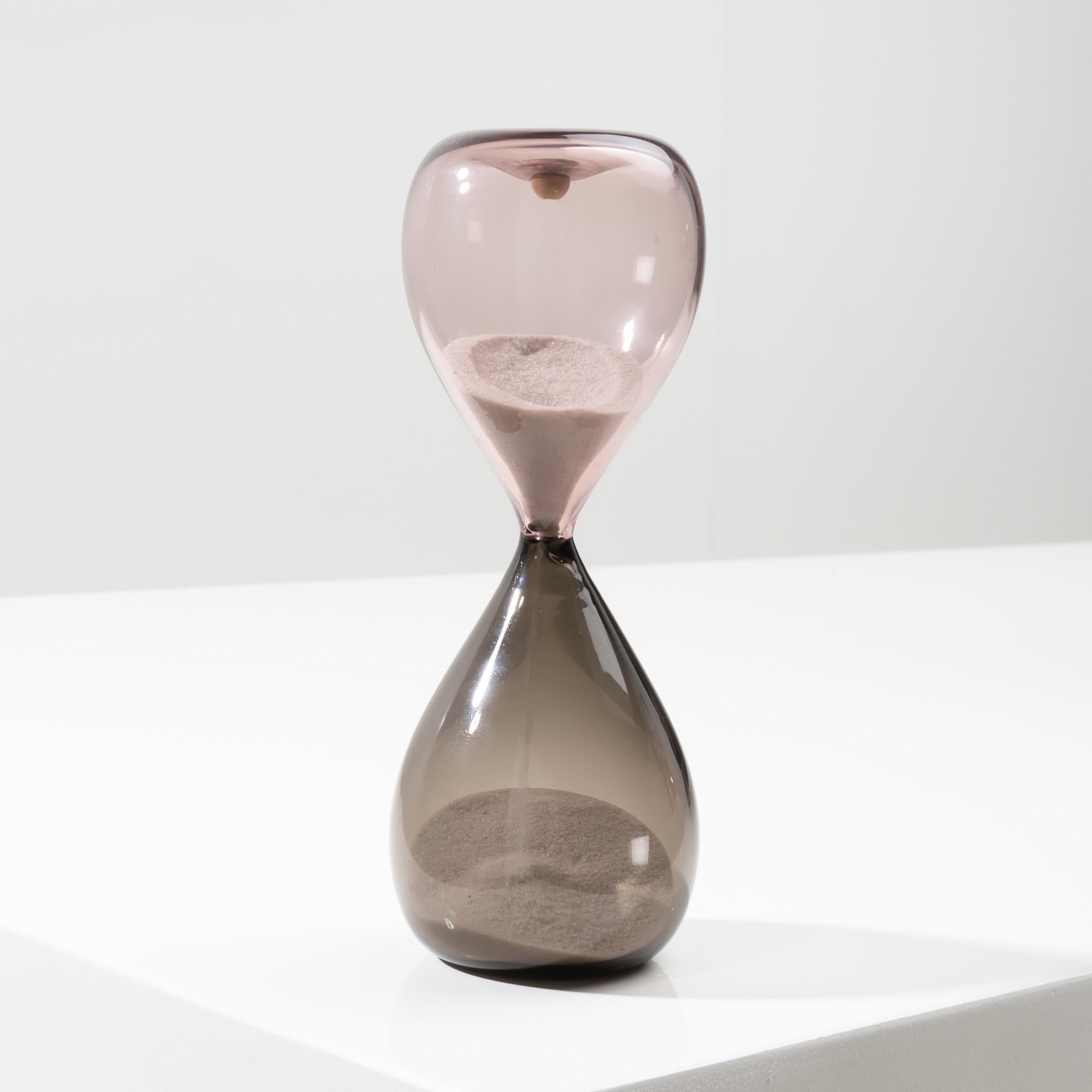 Two-tone blown glass hourglass (rose and grey).
The glass hourglasses designed by Paolo Venini in 1957 were exhibited at the XIth Milan Triennale the same year.
Ref. : Paolo Venini and his furnace, Marino Barovier and Carla Sonego, Skira. P.316