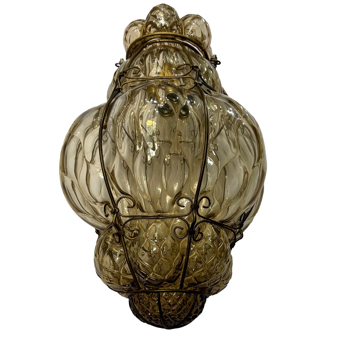 Eine Laterne aus geblasenem Murano-Glas aus den 1920er Jahren mit Eisenrahmen und Innenbeleuchtung.

Abmessungen:
Tropfen: 18