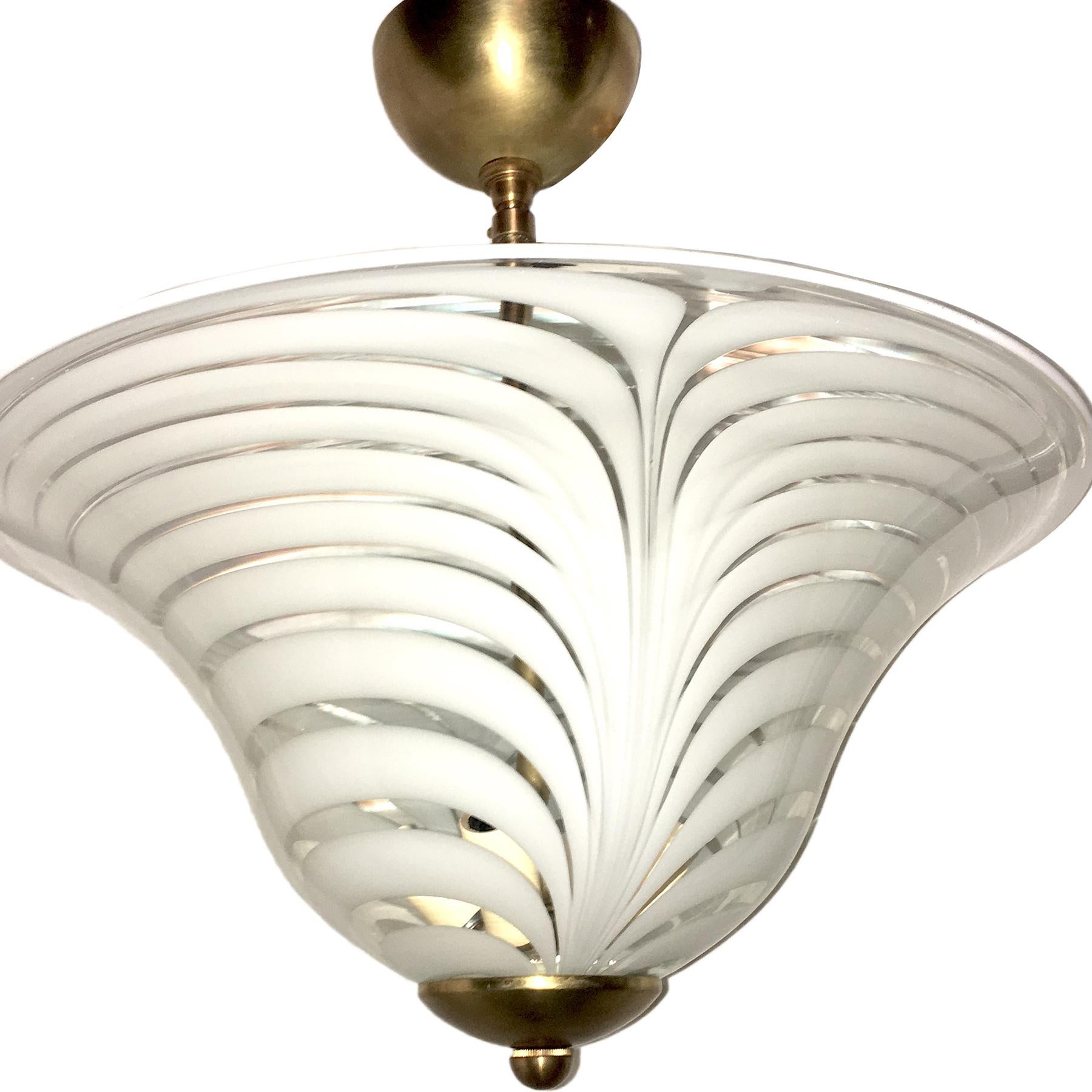 Un luminaire italien en verre soufflé datant des années 1950 avec 4 chandeliers.

Mesures :
Diamètre 18