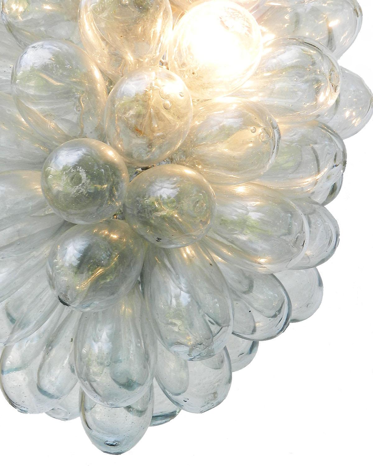 Lampe suspendue en verre soufflé vintage du milieu du siècle 
Masse inhabituelle de bulles en verre clair soufflées à la main
Chaque bulle est attachée à un cadre solide en maille
Les bulles supérieures sont amovibles afin de remplacer l'ampoule
En