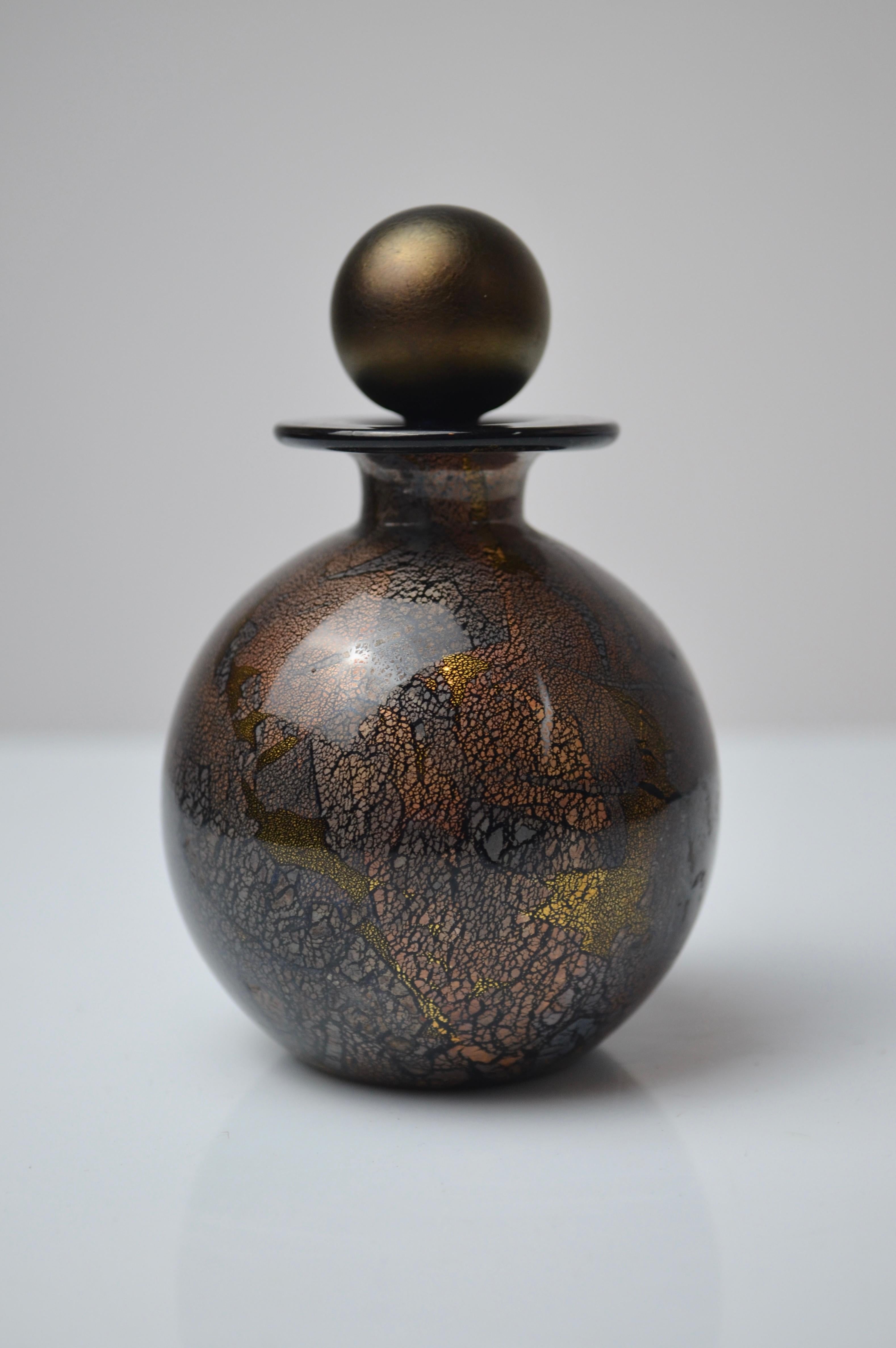 Frasco de perfume de vidrio soplado en negro, cobre y oro de Isle of Wight Studio Romántico en venta