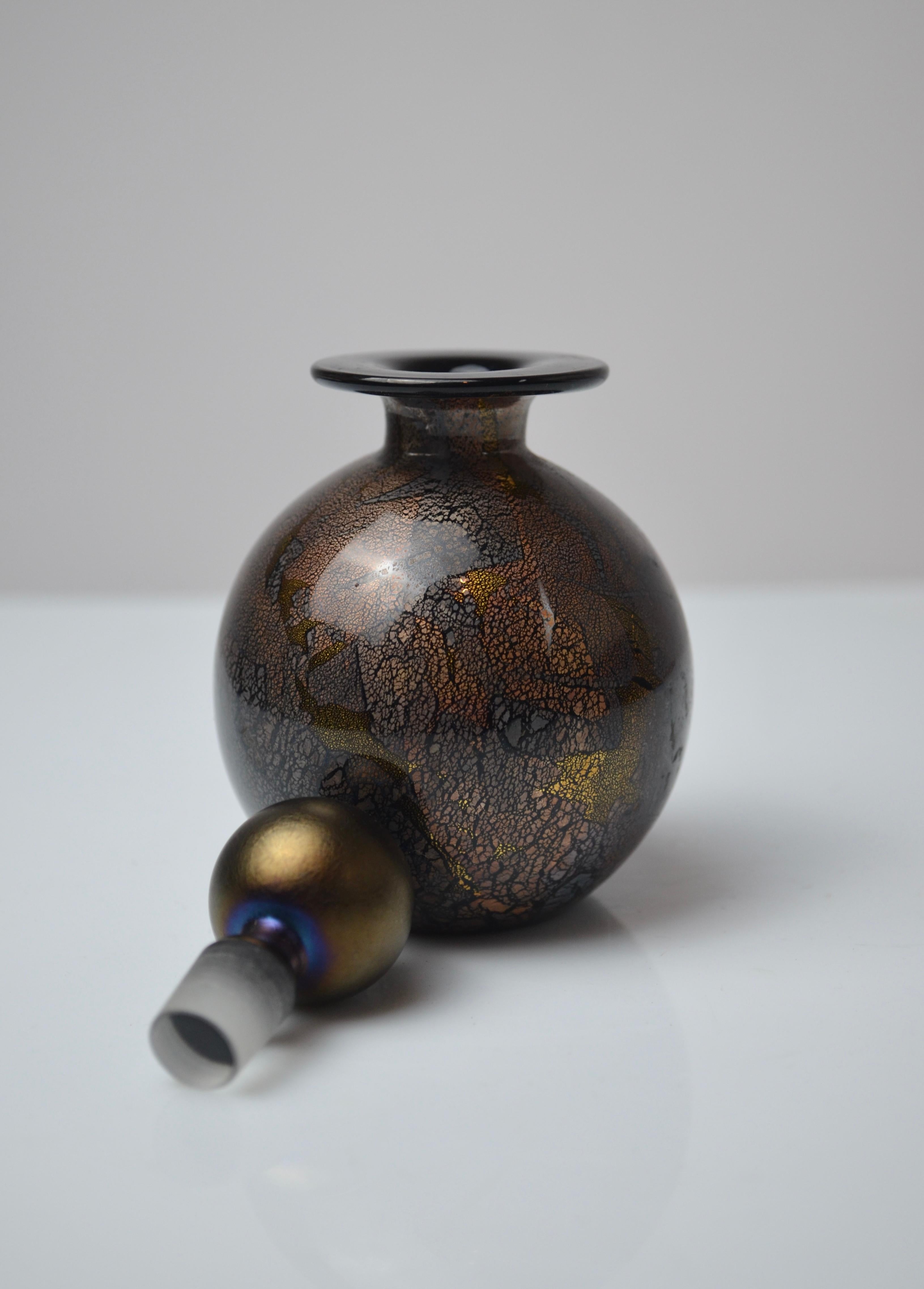 Frasco de perfume de vidrio soplado en negro, cobre y oro de Isle of Wight Studio en Bueno estado para la venta en Marinha Grande, PT