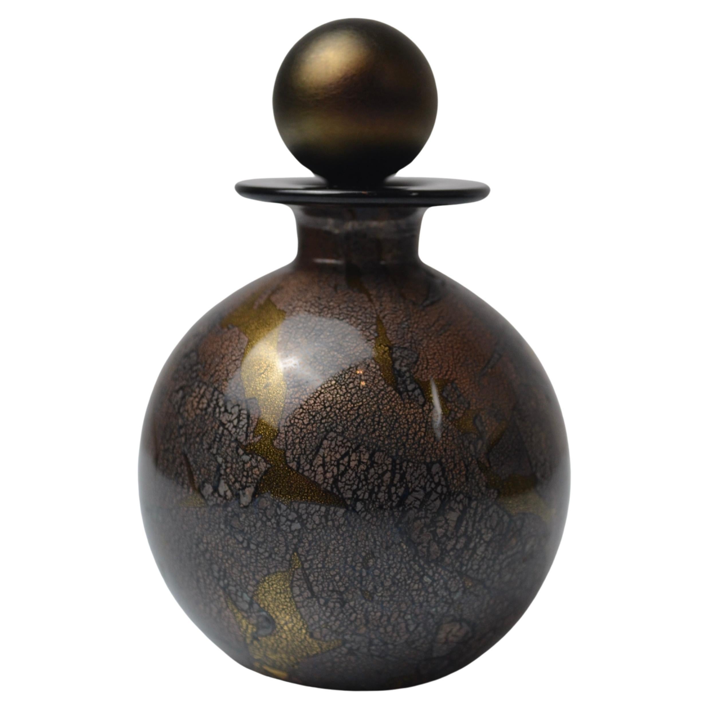 Frasco de perfume de vidrio soplado en negro, cobre y oro de Isle of Wight Studio en venta
