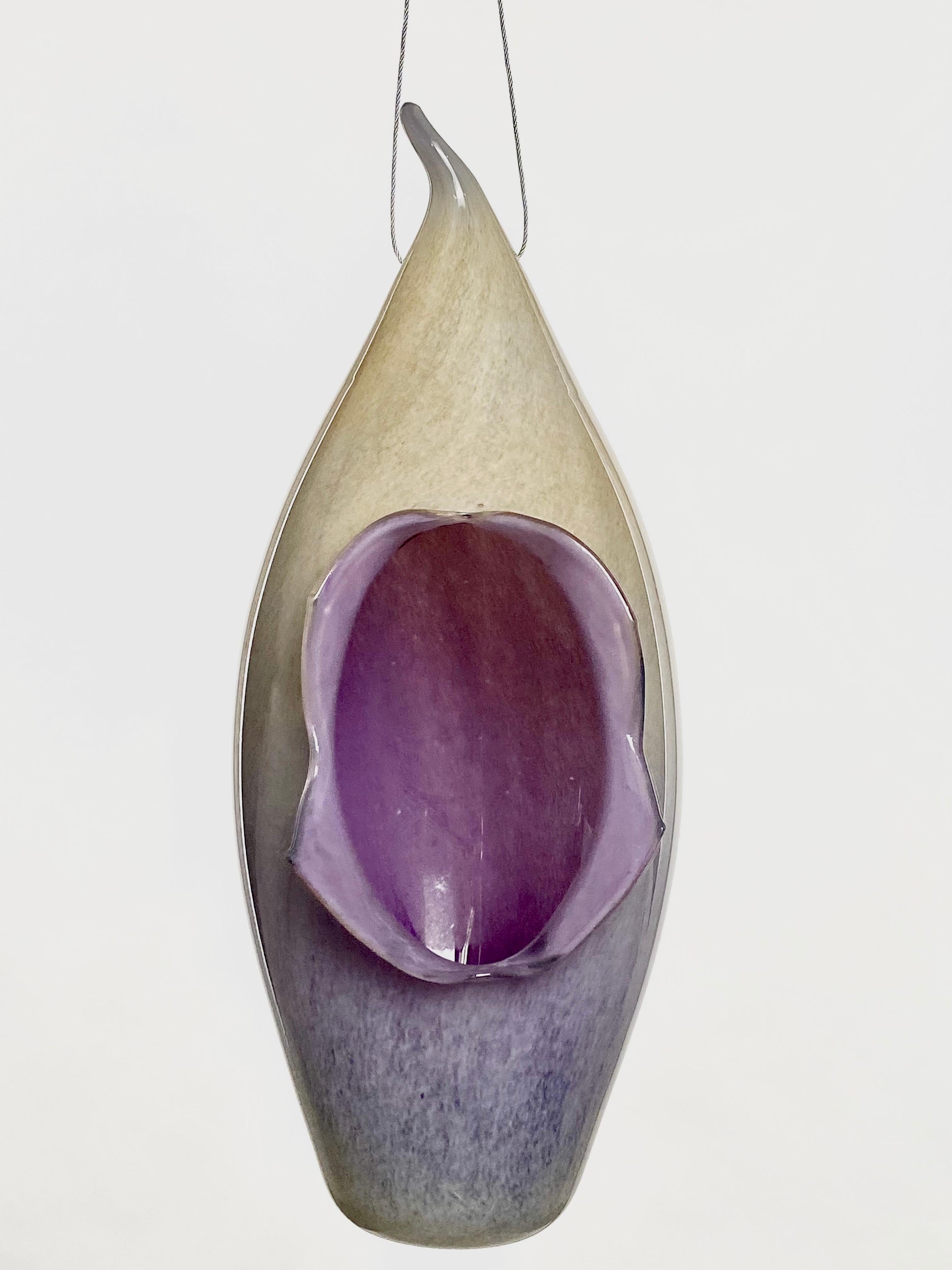 Il s'agit d'une nouvelle œuvre de Mattia Biagi dans un verre.
Cette lampe sculpturale peut être utilisée comme lampe de table ou suspendue.
le fil de 16 pieds recouvert de tissu robuste de couleur nickel permet de multiples possibilités de