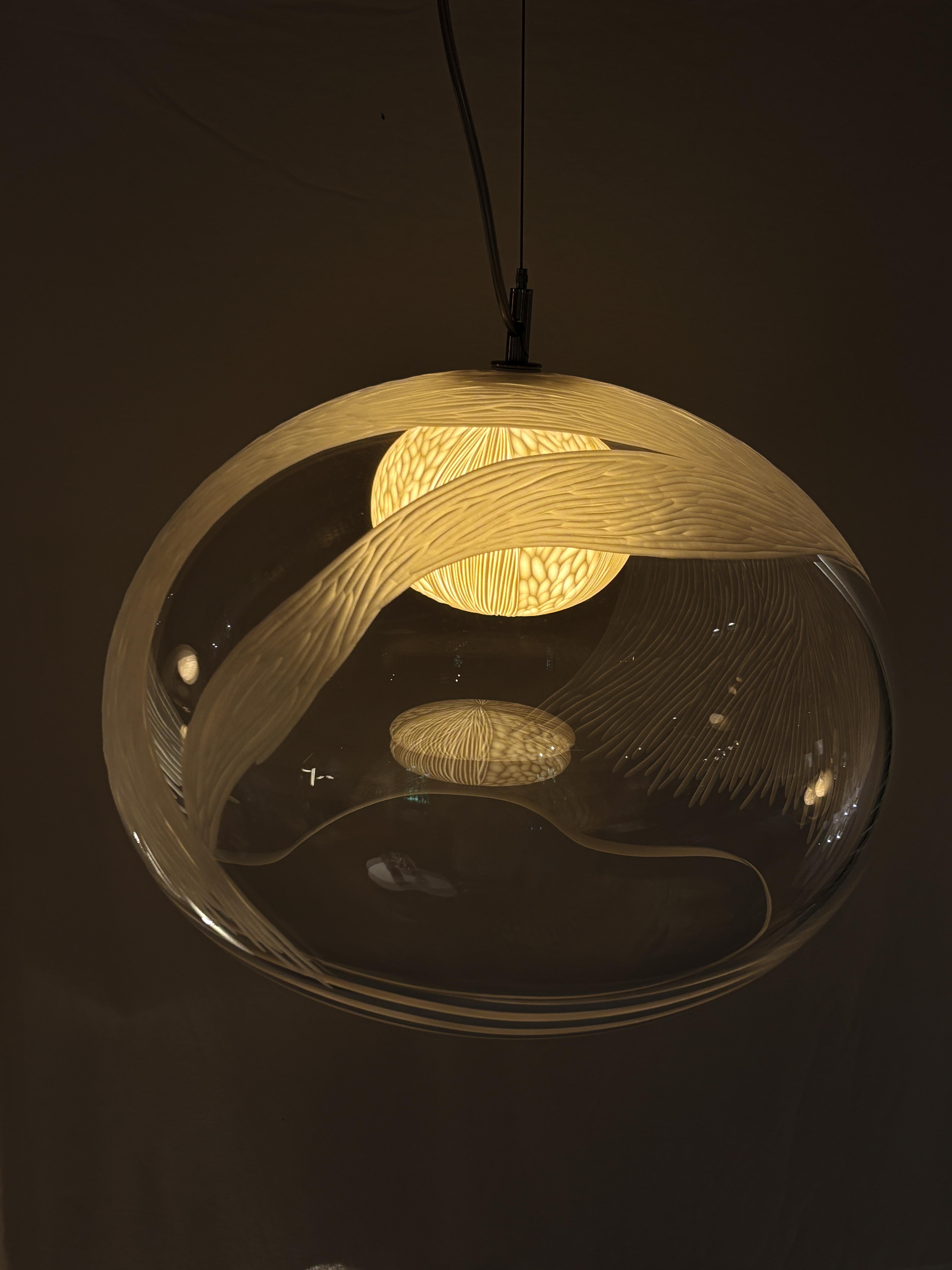Blown glass, porcelain engraved scultptural L pendant light by Vezzini & Chen In New Condition For Sale In Milan, IT