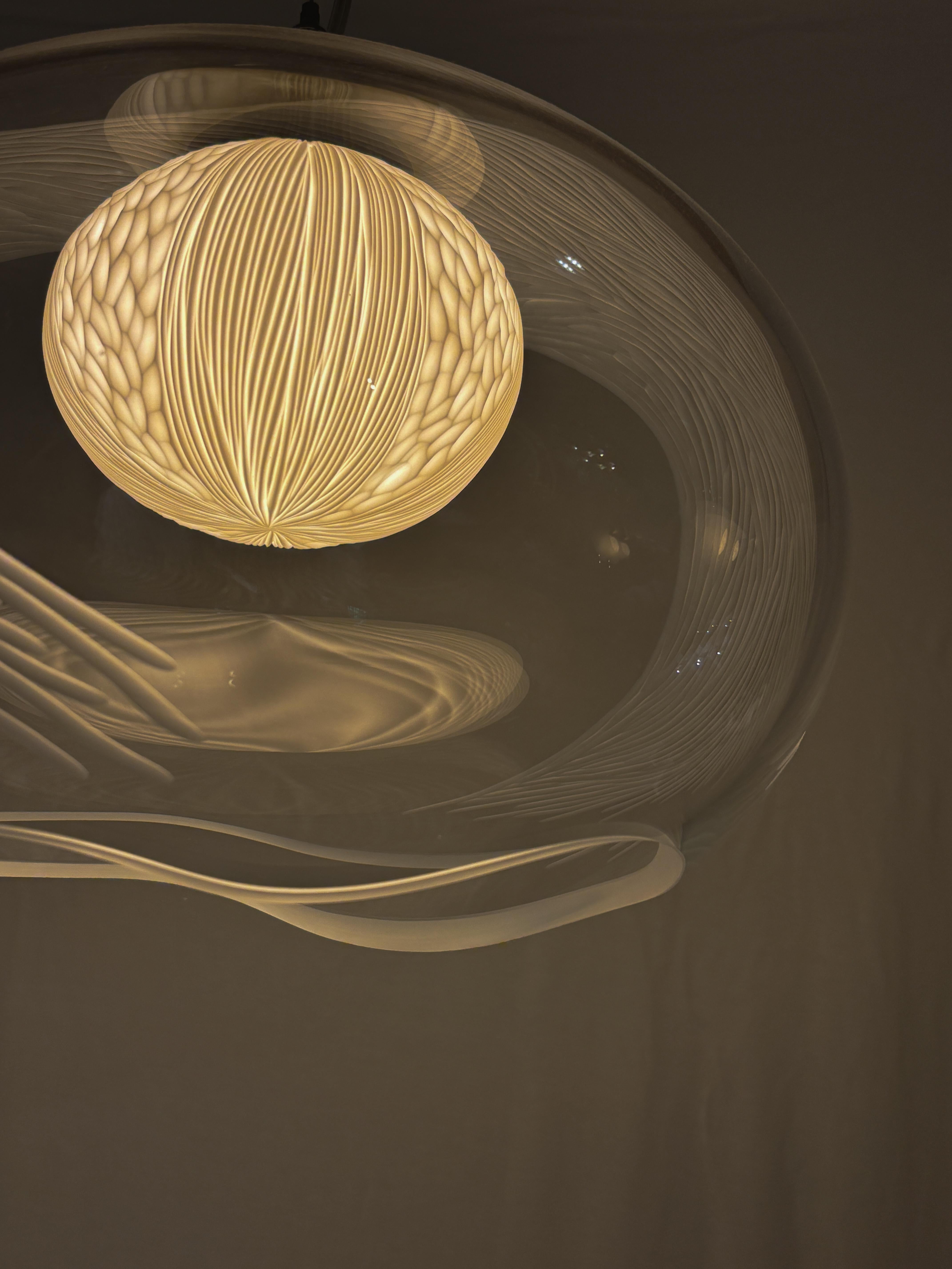 Gravé Suspension XL scultpturale en verre soufflé et porcelaine gravée par Vezzini & Chen en vente