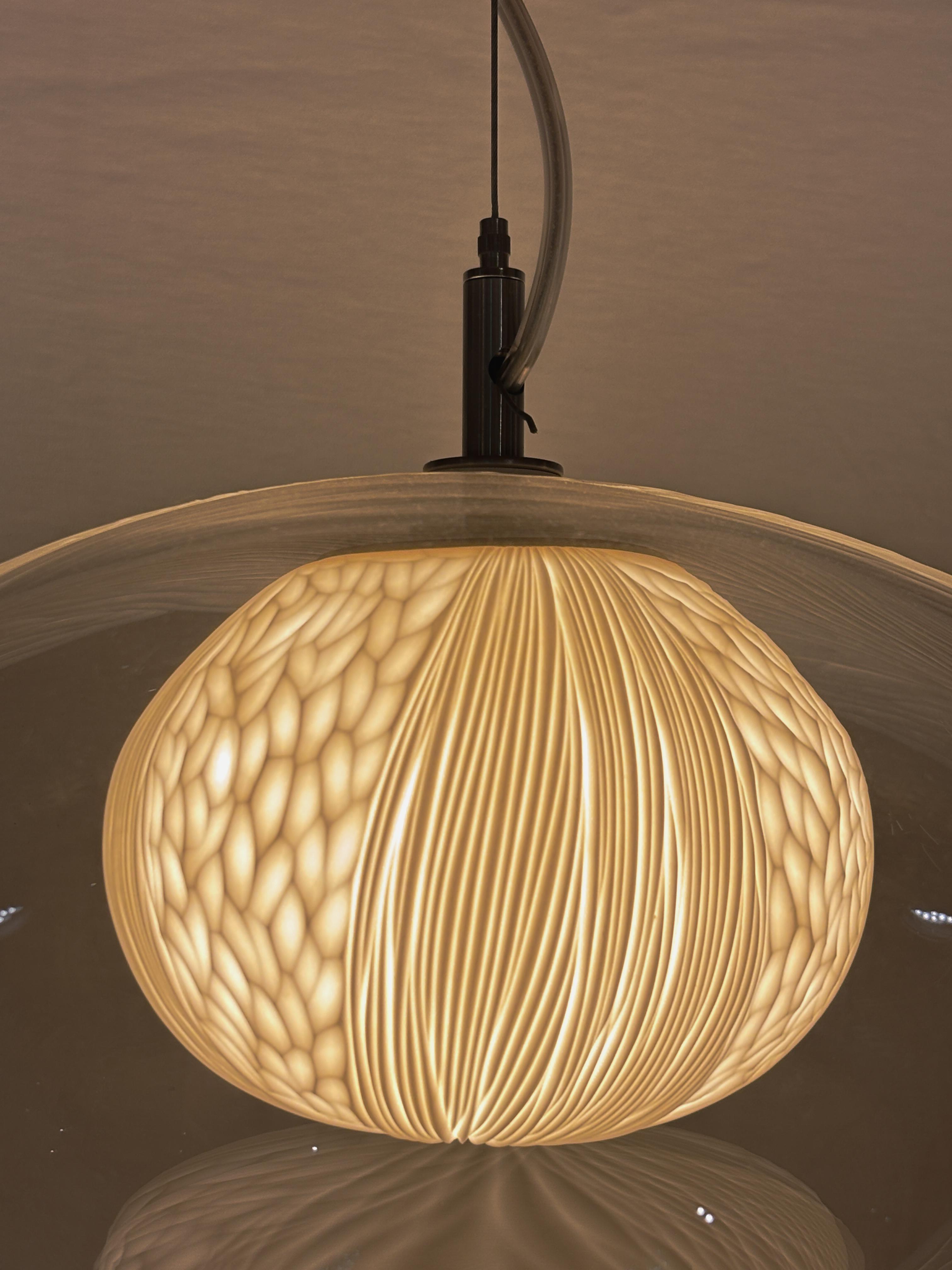 Suspension XL scultpturale en verre soufflé et porcelaine gravée par Vezzini & Chen Neuf - En vente à Milan, IT