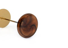 Mesa auxiliar de cristal, base chapada en titanio, piruleta