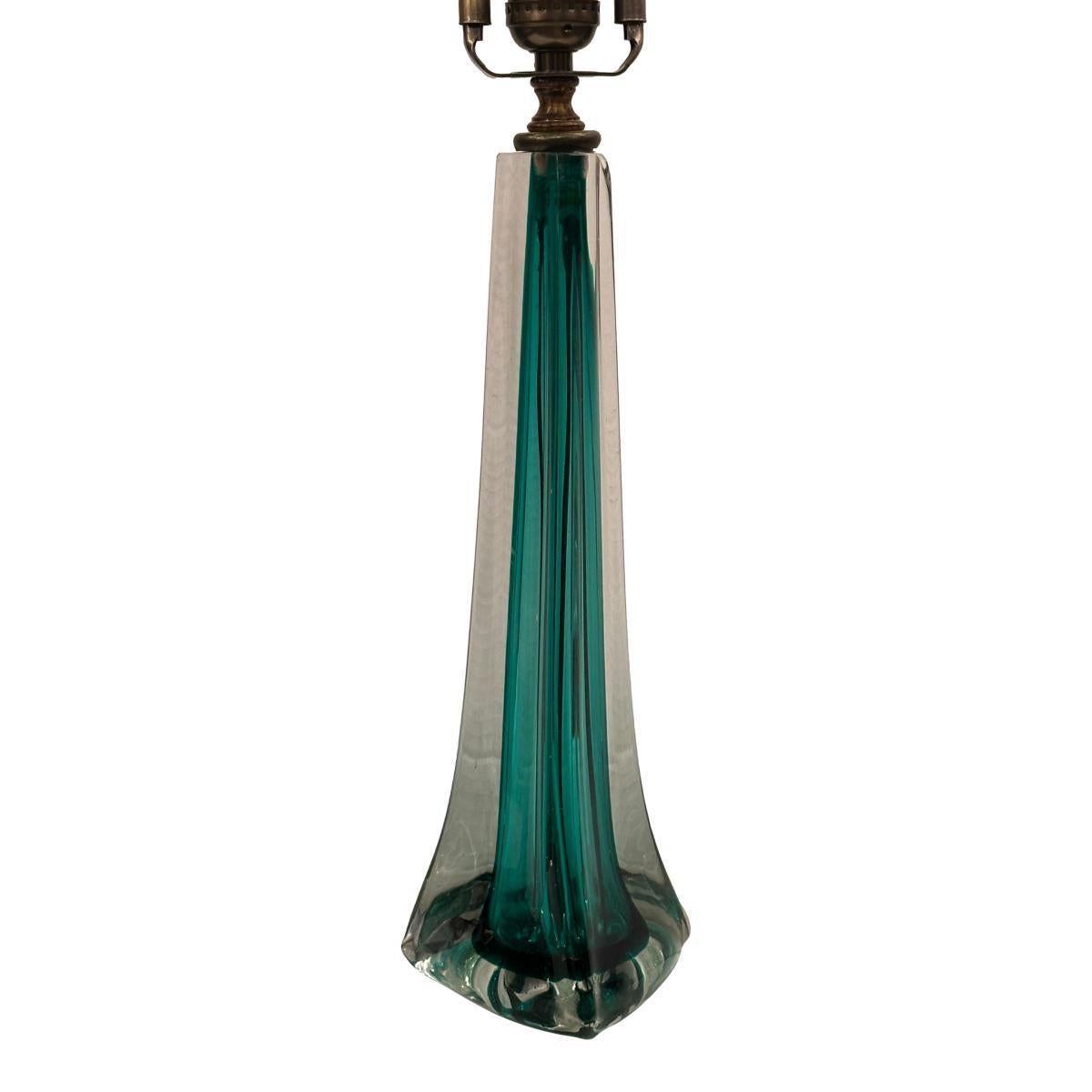 Lampe en verre soufflé avec intérieur vert, datant des années 1960.

Mesures :
Hauteur du corps : 14
Hauteur jusqu'à l'appui de l'abat-jour : 23