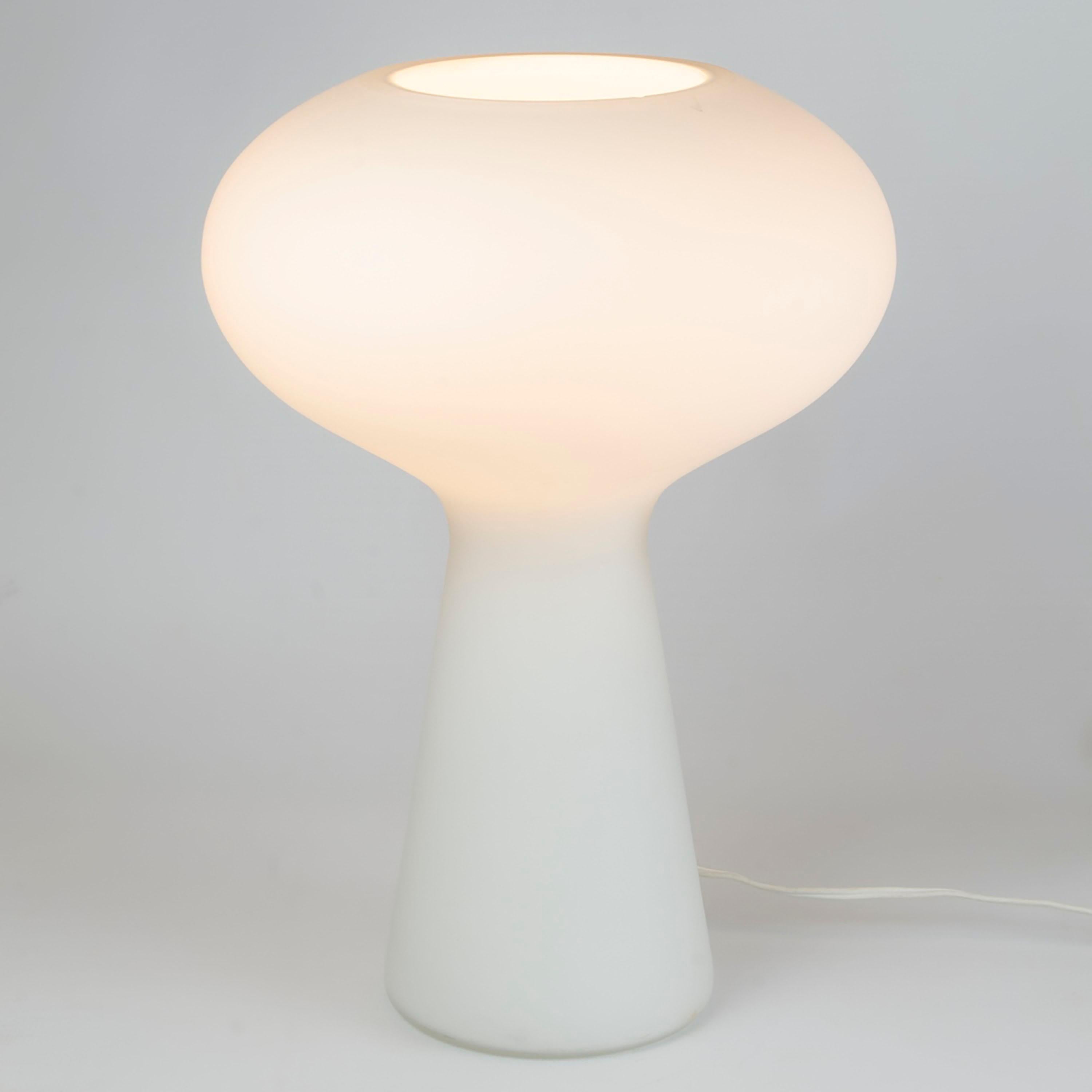 Lampe de table en verre soufflé dans le style de Lisa Johansson-Pape

Ce beau modèle de lampe design moderne est fabriqué en verre soufflé et sablé, avec un design minimaliste mais remarquable grâce à sa forme de champignon.

Mesures :
Hauteur : 44
