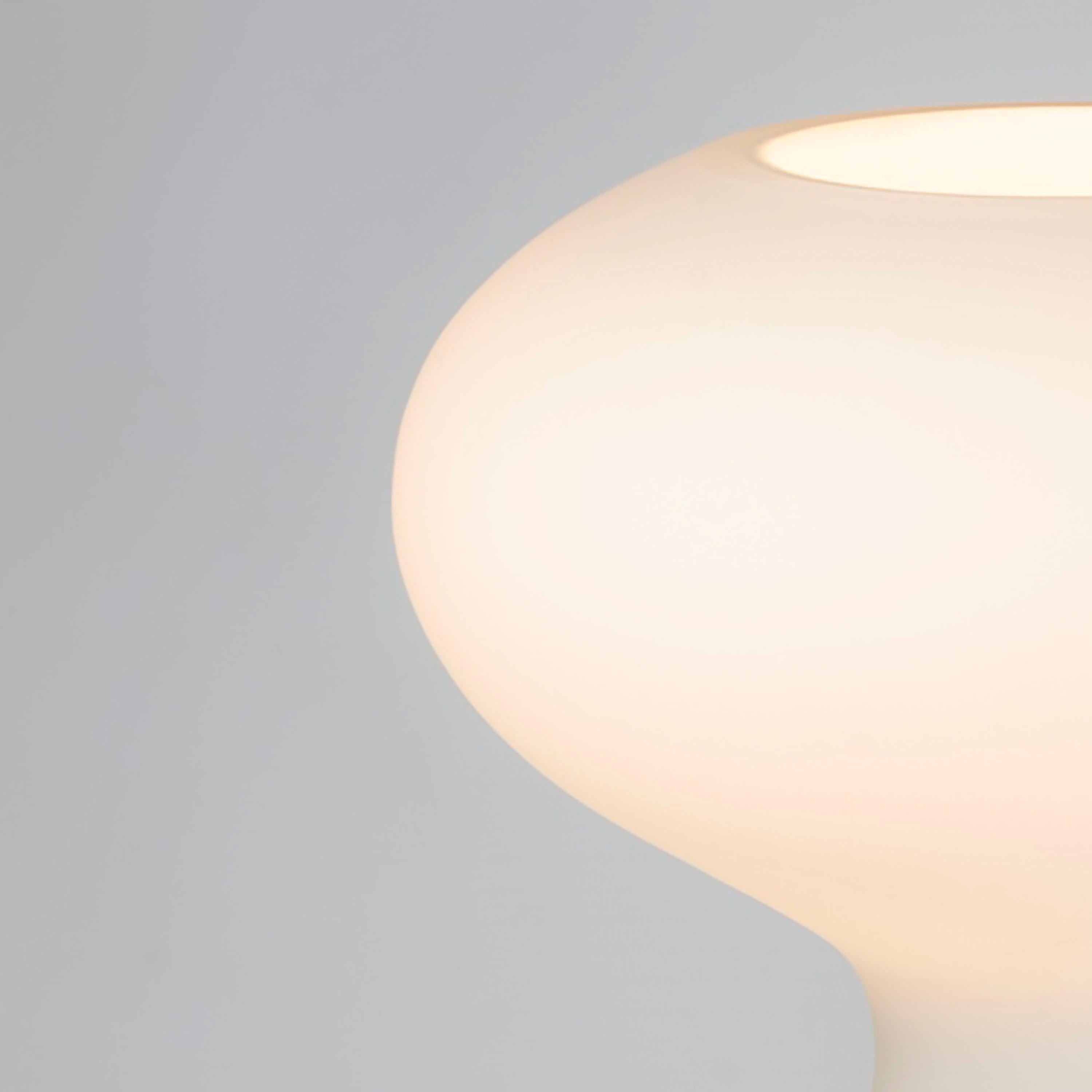 Mid-Century Modern Lampe de table en verre soufflé dans le style de Lisa Johansson-Pape en vente
