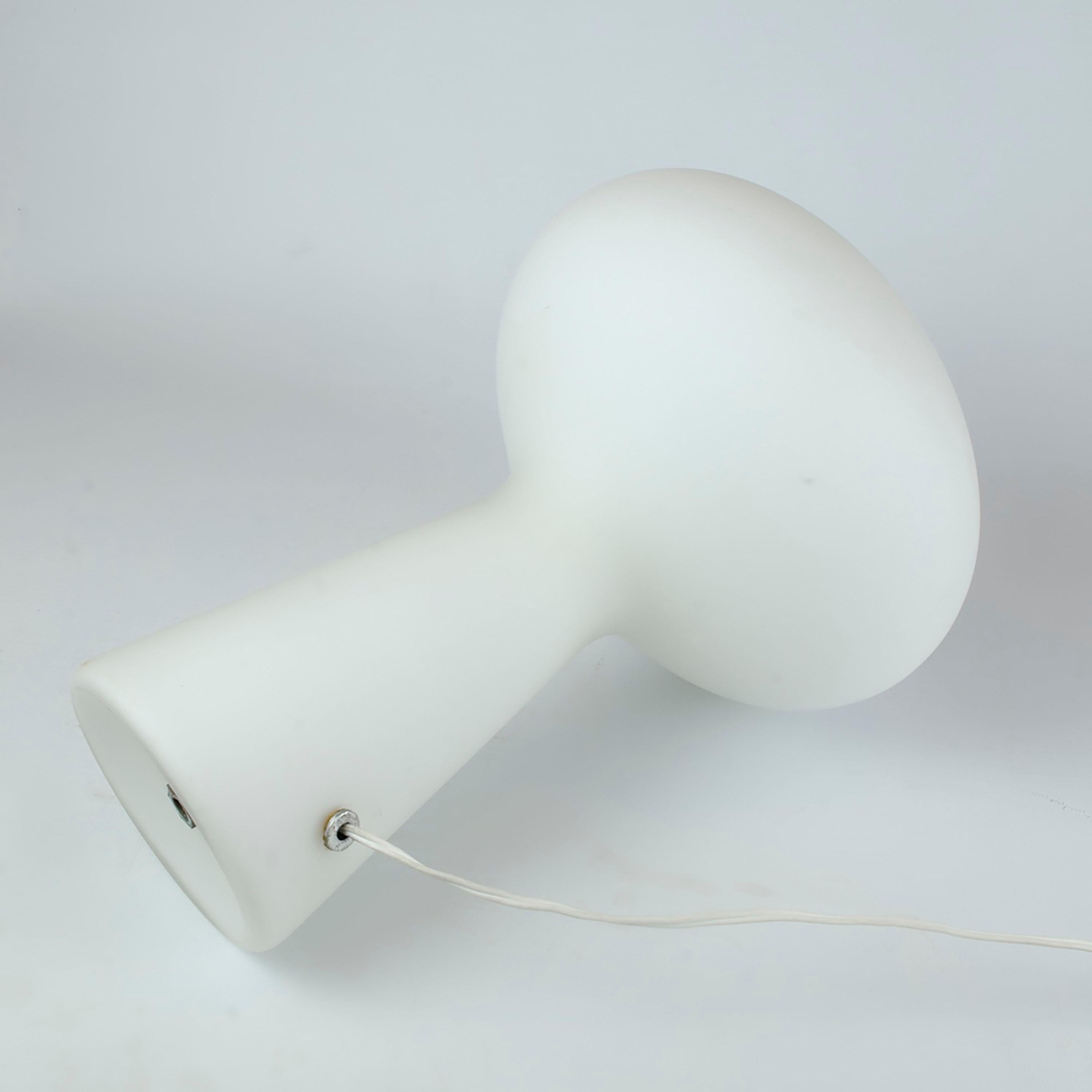Finlandais Lampe de table en verre soufflé dans le style de Lisa Johansson-Pape en vente