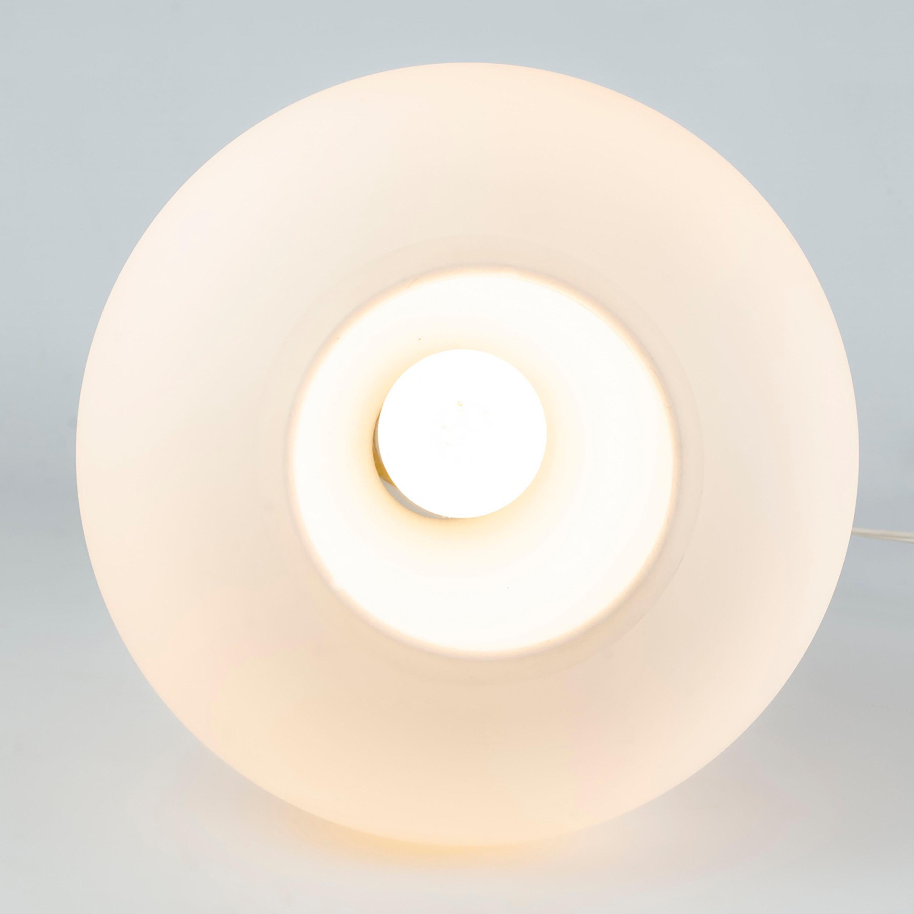 Lampe de table en verre soufflé dans le style de Lisa Johansson-Pape Bon état - En vente à Autonomous City Buenos Aires, CABA