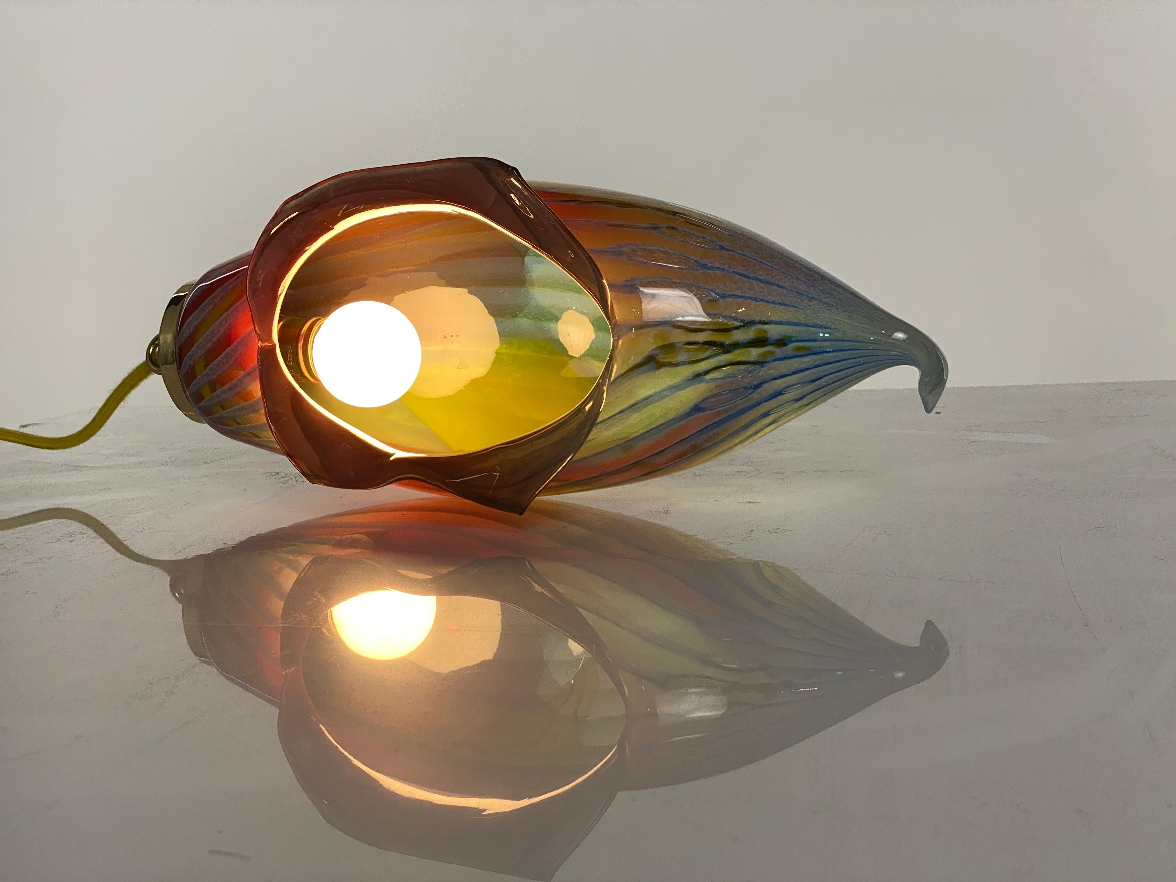 Il s'agit d'une nouvelle œuvre de Mattia Biagi dans un verre.
Cette lampe sculpturale peut être utilisée comme lampe de table ou suspendue.