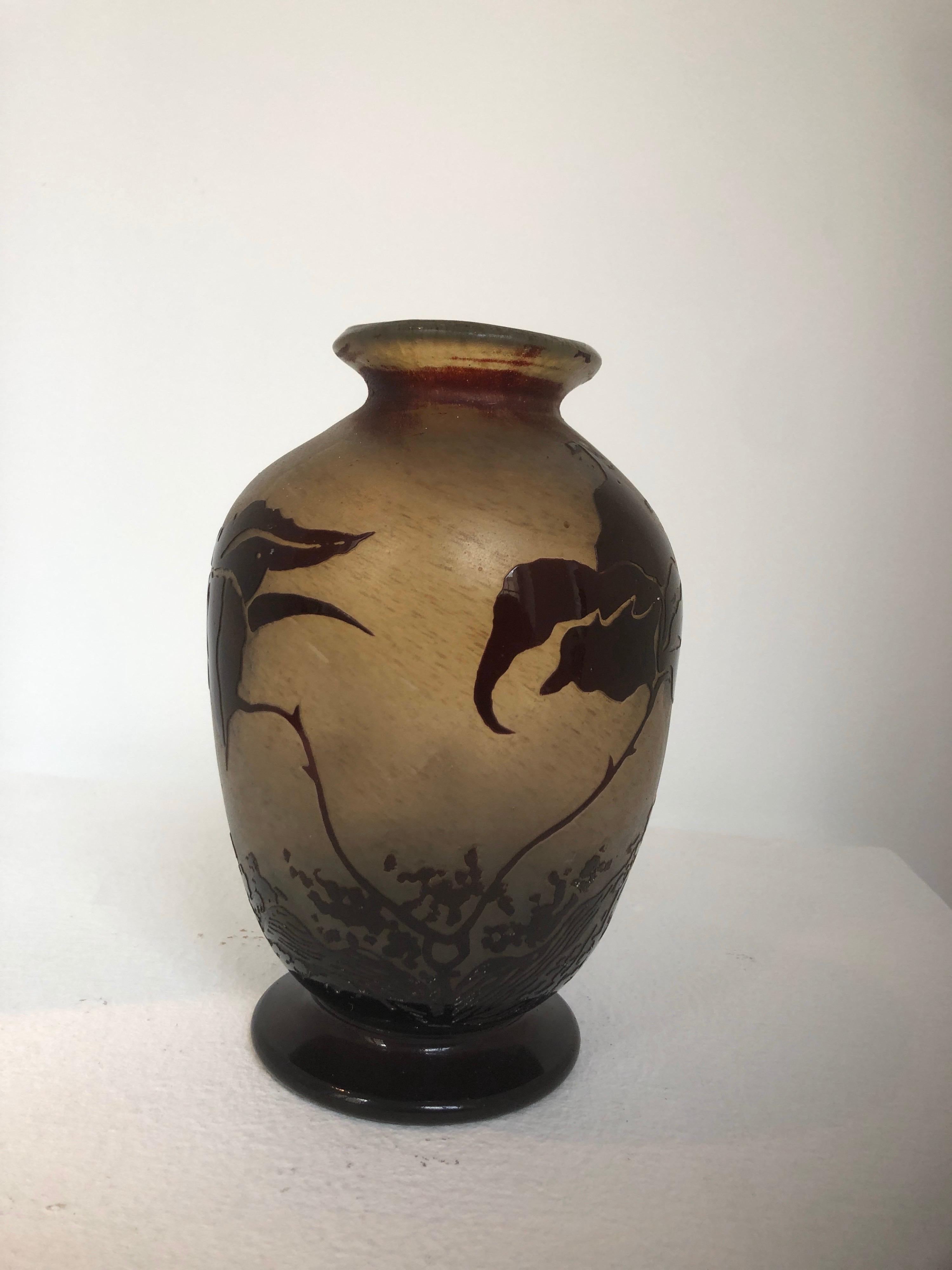 Joli vase en verre soufflé en verre multicouche acide clarifié Benor avec décoration florale.
Il s'agit d'une production de verrerie d'art de l'île de Bendor.
Signé, en haut, Bendor.