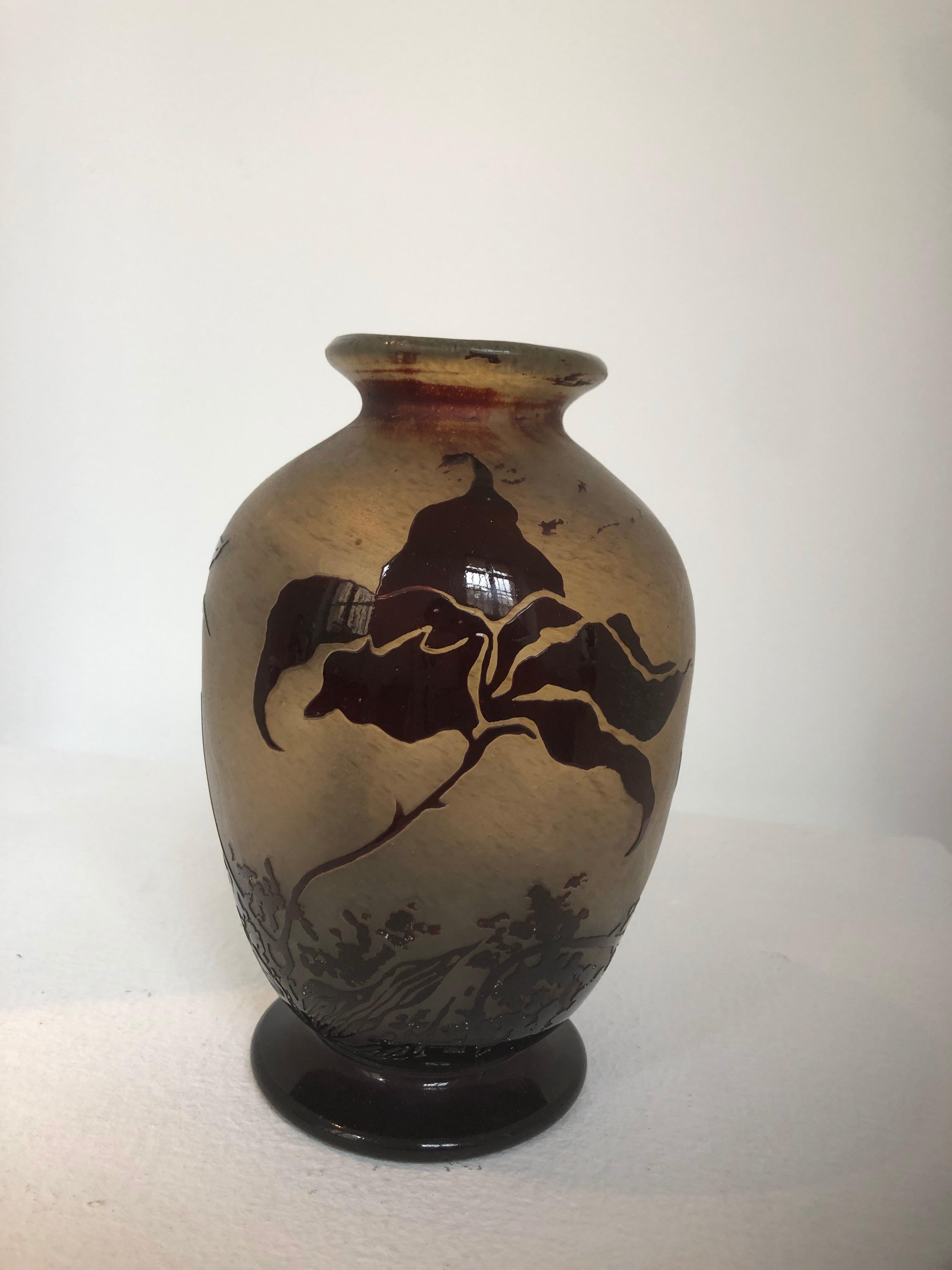 Français Vase en verre soufflé Benor à plusieurs couches d'acide transparent avec décoration florale en vente