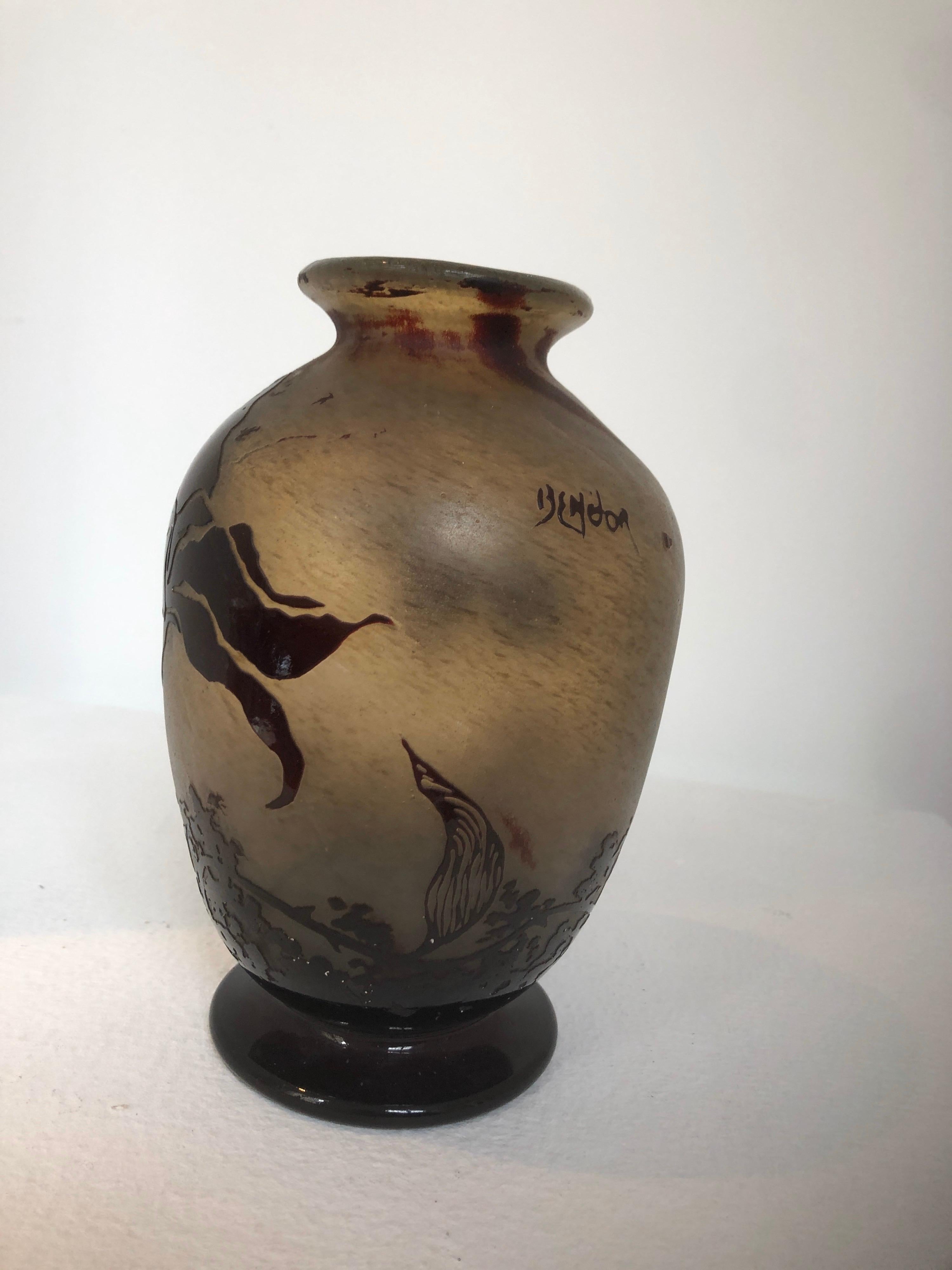 Sculpté à la main Vase en verre soufflé Benor à plusieurs couches d'acide transparent avec décoration florale en vente