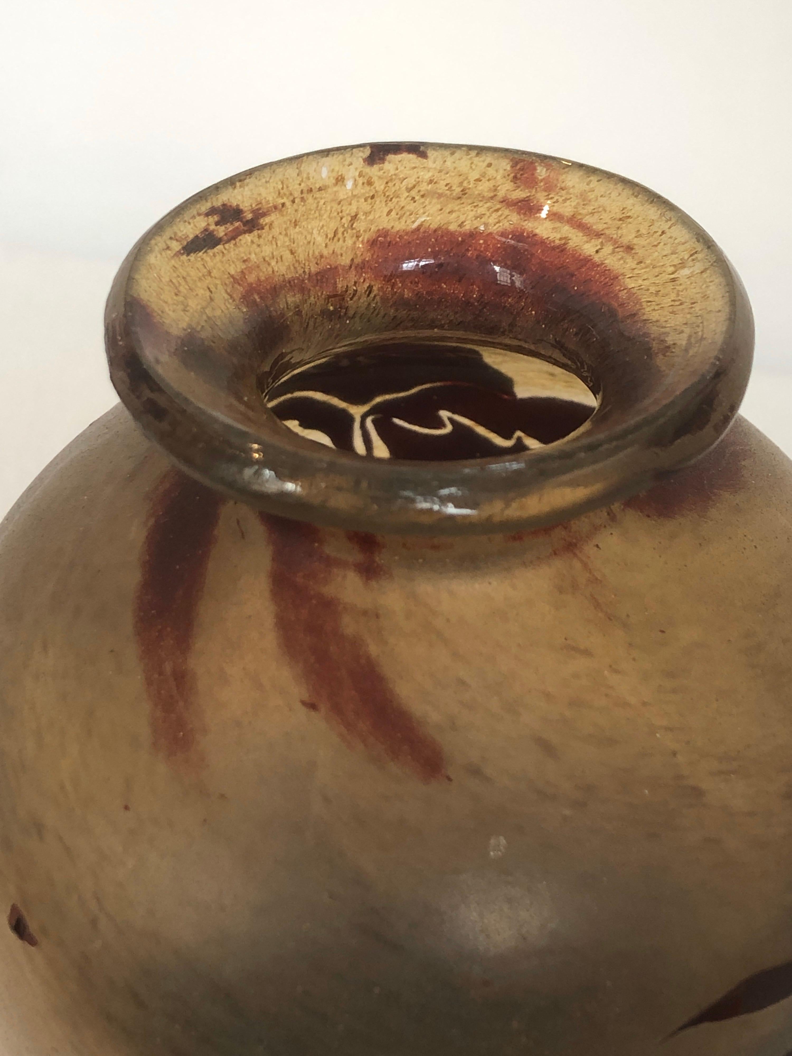 Verre brun Vase en verre soufflé Benor à plusieurs couches d'acide transparent avec décoration florale en vente