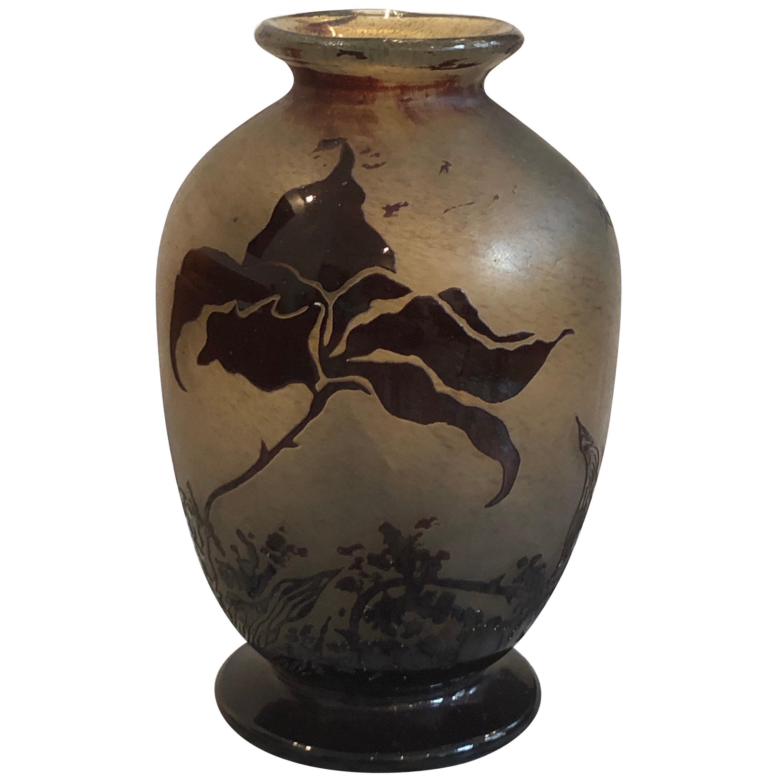 Vase en verre soufflé Benor à plusieurs couches d'acide transparent avec décoration florale en vente