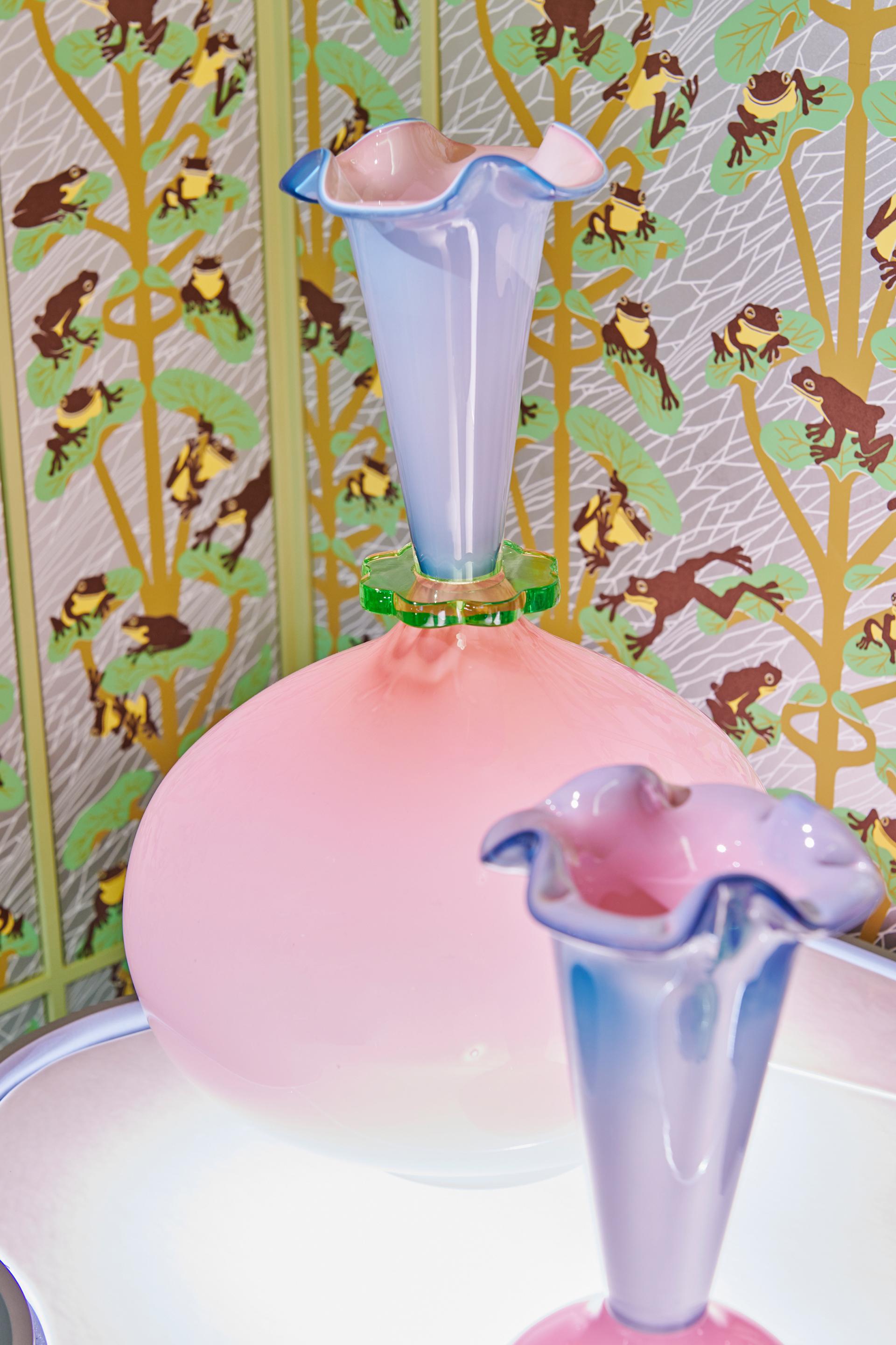 Vase aus geblasenem Glas, groß Olu Nelum von Pierre Marie (Französisch) im Angebot