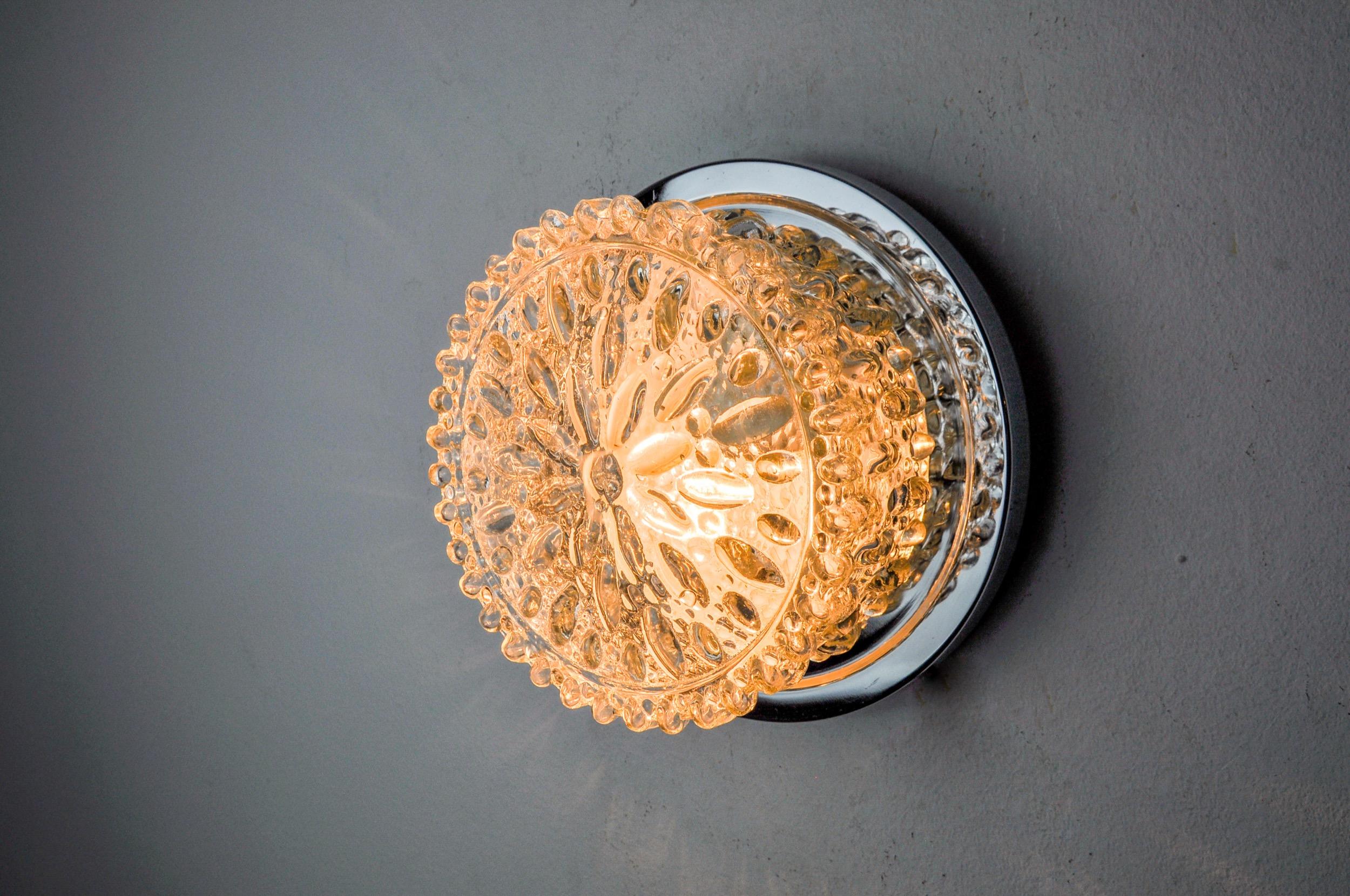 Superbe et rare applique en verre bullé dans le style d'Helena Tynel pour Limburg en Allemagne dans les années 1970. Dôme en verre soufflé à la main, monté sur un support en métal chromé. Un classique du design qui illuminera merveilleusement votre