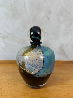 Verre soufflé avec bouteille de parfum dorée et argentée signée Jean Claude Novaro