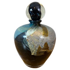 Verre soufflé avec bouteille de parfum dorée et argentée signée Jean Claude Novaro
