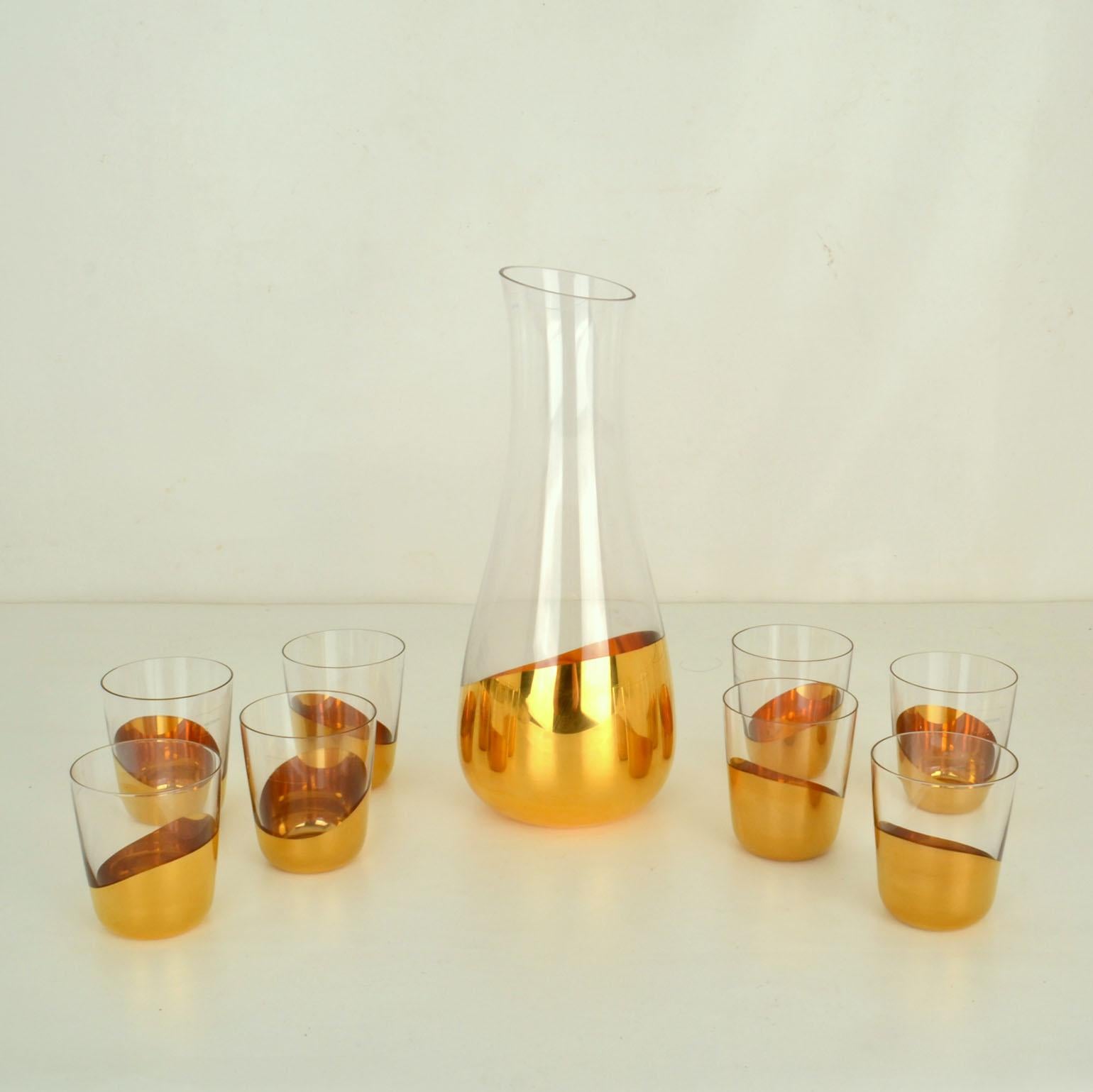 Zwei mundgeblasene Glaskaraffen und zehn in Gold getauchte Wassergläser von Front für Skitch, Italien 2010.
Das Gläser- und Karaffen-Set Midas bietet eine zeitgenössische und ironische Version von Luxus-Glaswaren. Getaucht in Gold Bad schafft eine