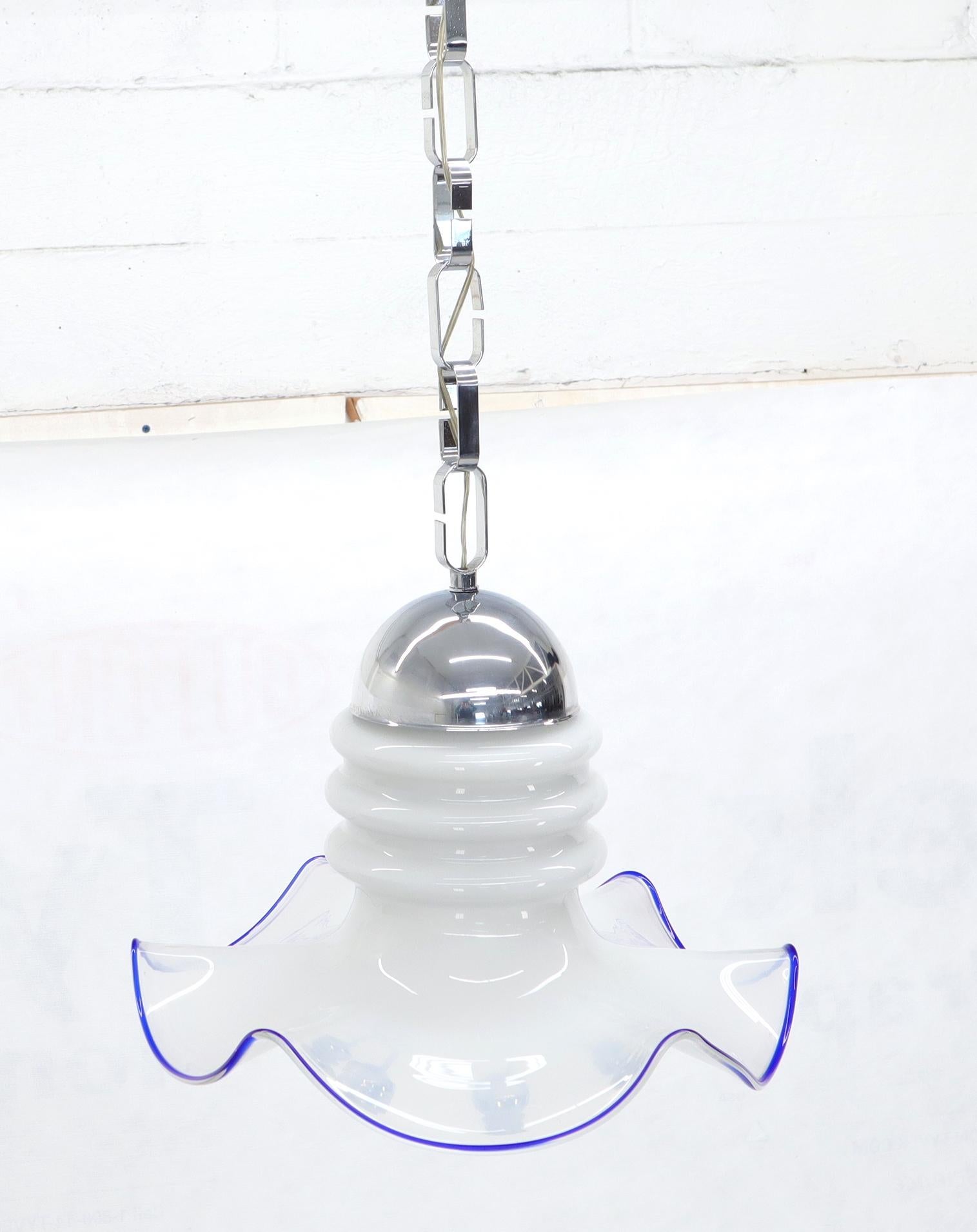 Leuchte aus geblasenem Milchglas und Chrom aus der Mitte des Jahrhunderts (Moderne der Mitte des Jahrhunderts) im Angebot
