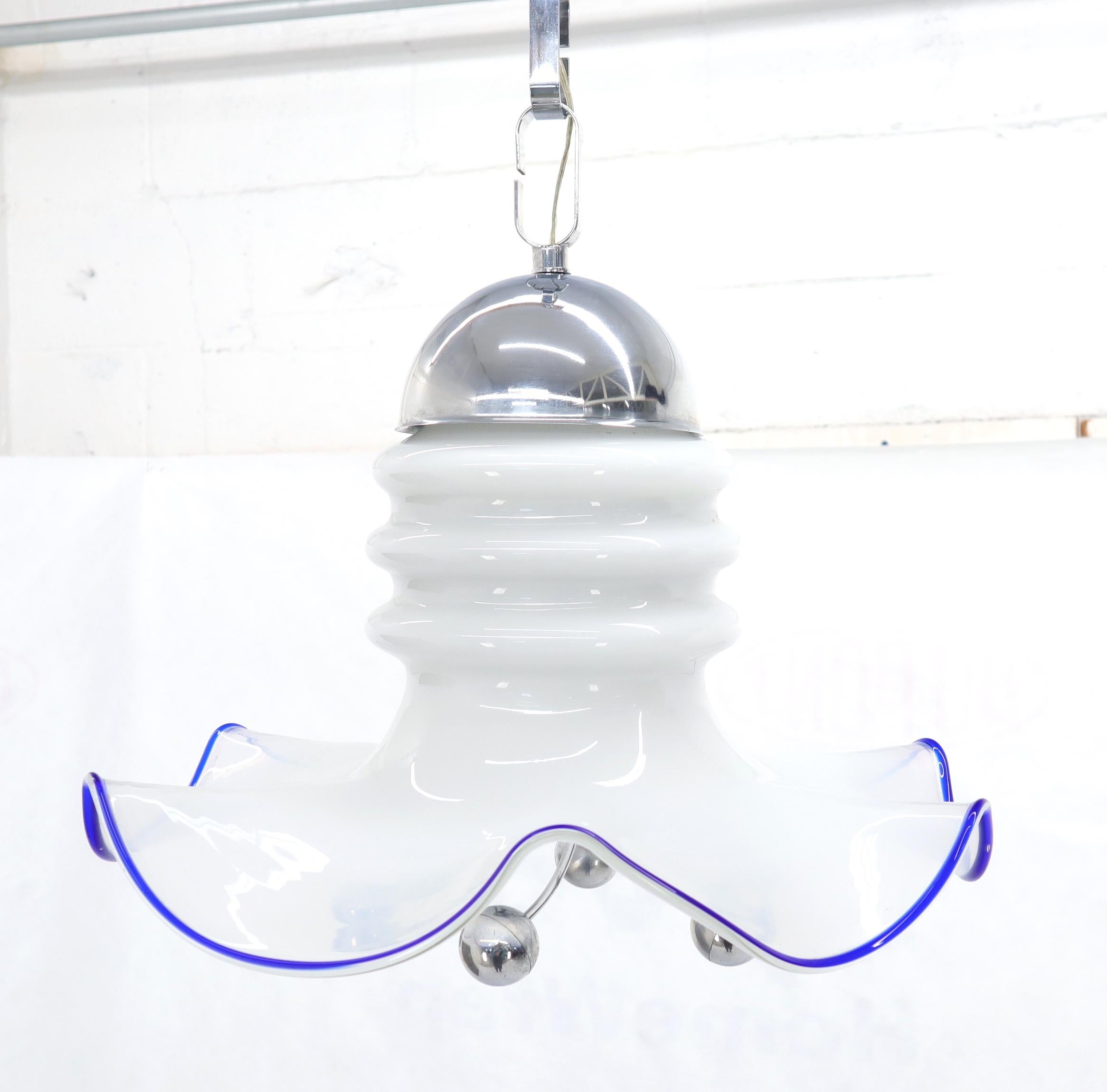 Apparecchio di illuminazione del Medioevo in vetro soffiato color latte e cromo in vendita 2