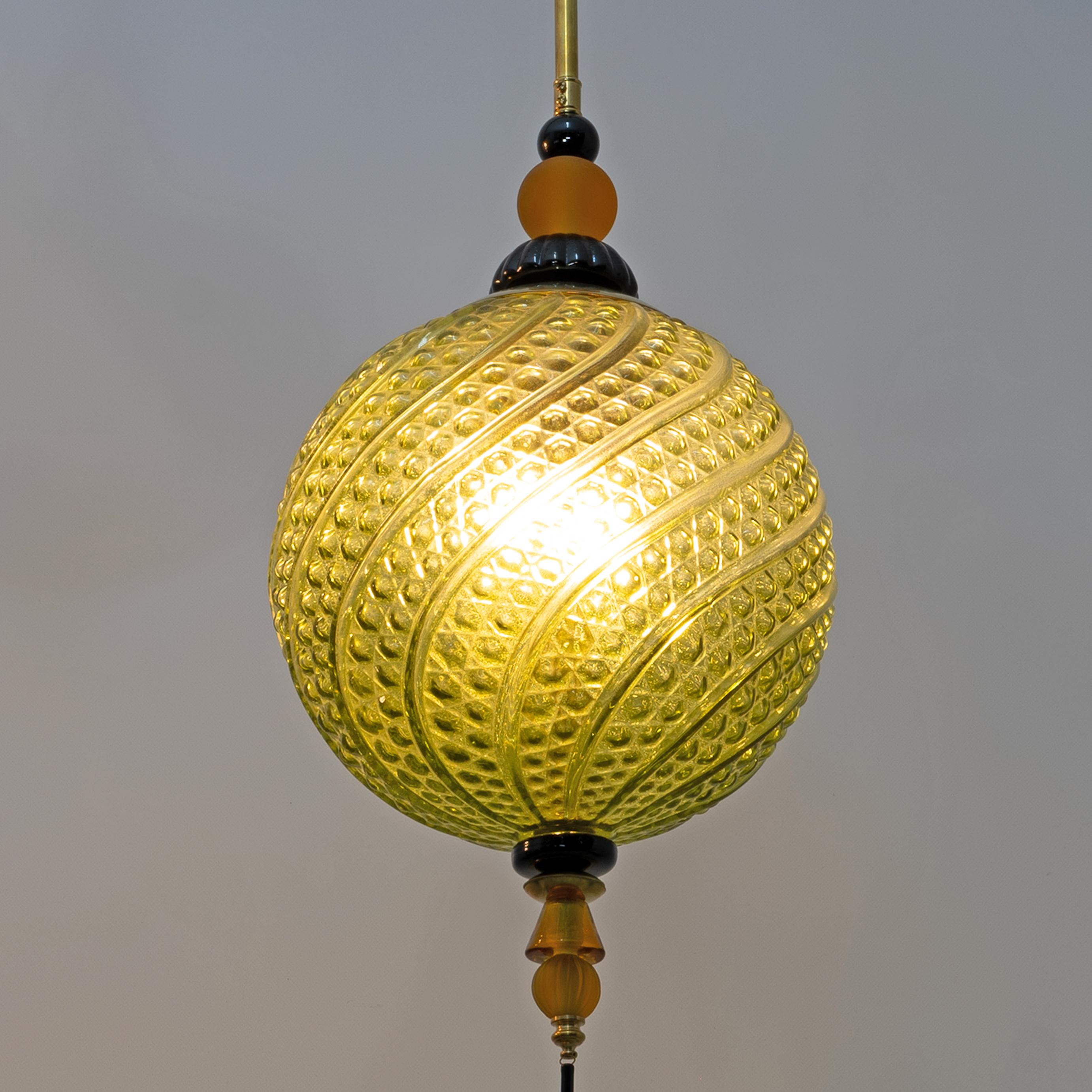 Mid-Century moderno Lampada a sospensione in vetro soffiato di Murano e ottone in vendita