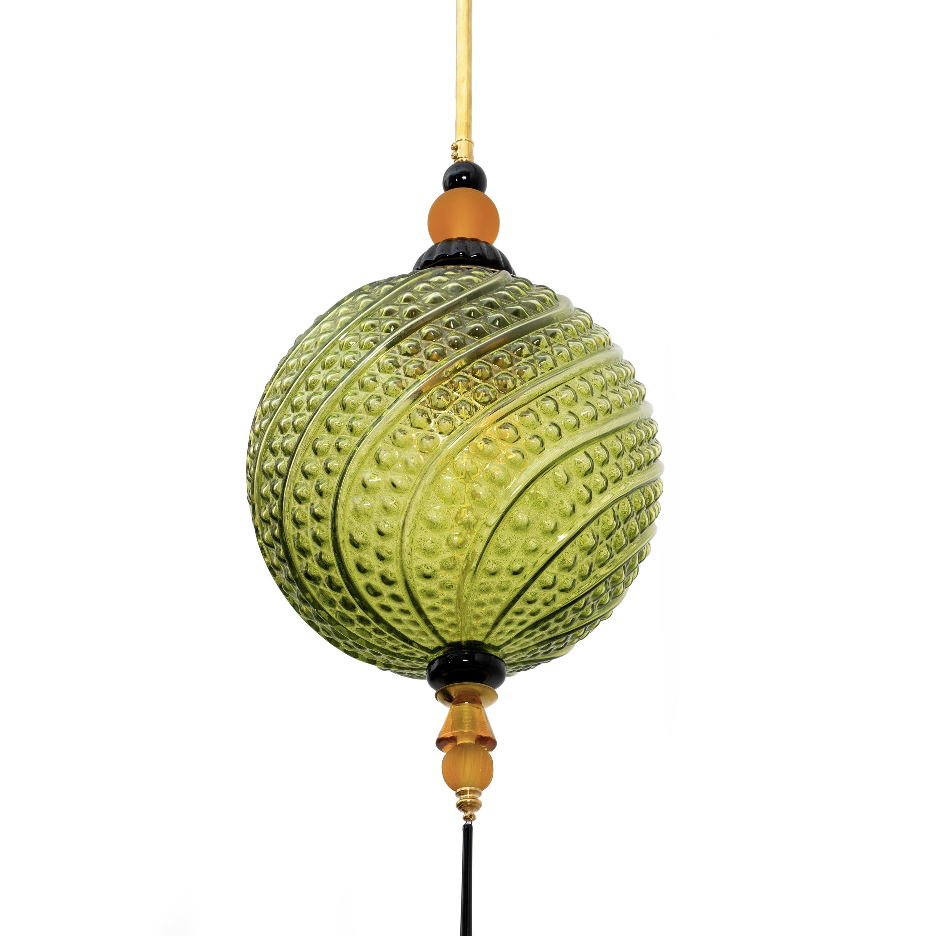 Italiano Lampada a sospensione in vetro soffiato di Murano e ottone in vendita