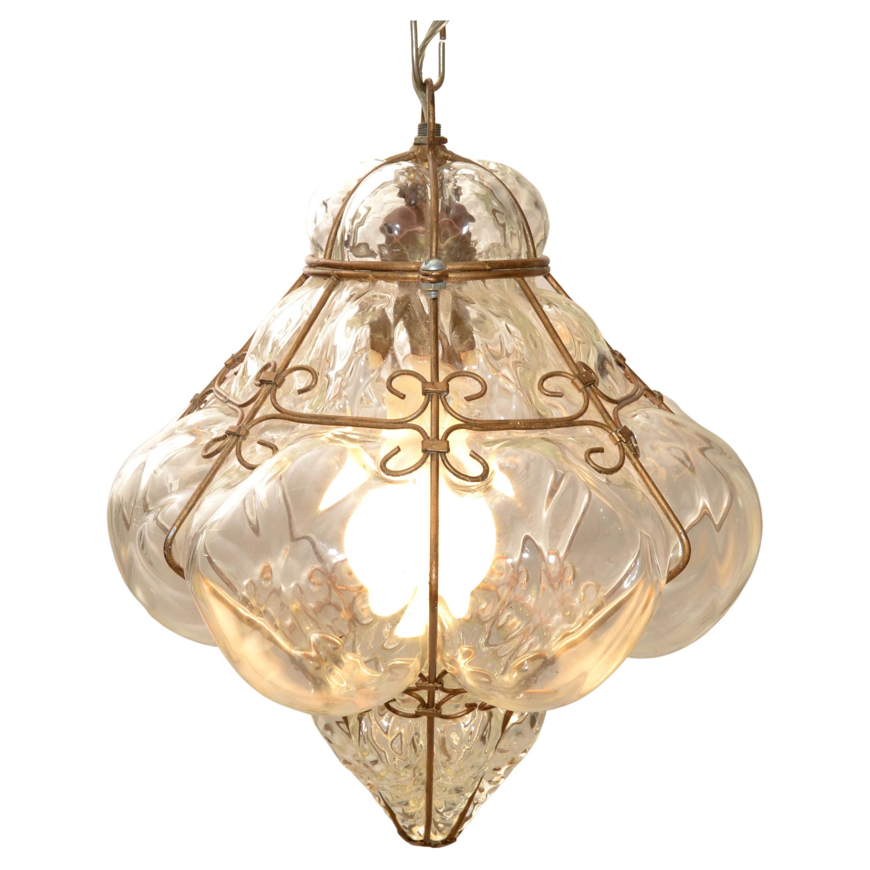 Lampe à suspension vénitienne en verre de Murano soufflé en forme de cage,  Italie, lanternes en verre bullé, 1940 En vente sur 1stDibs