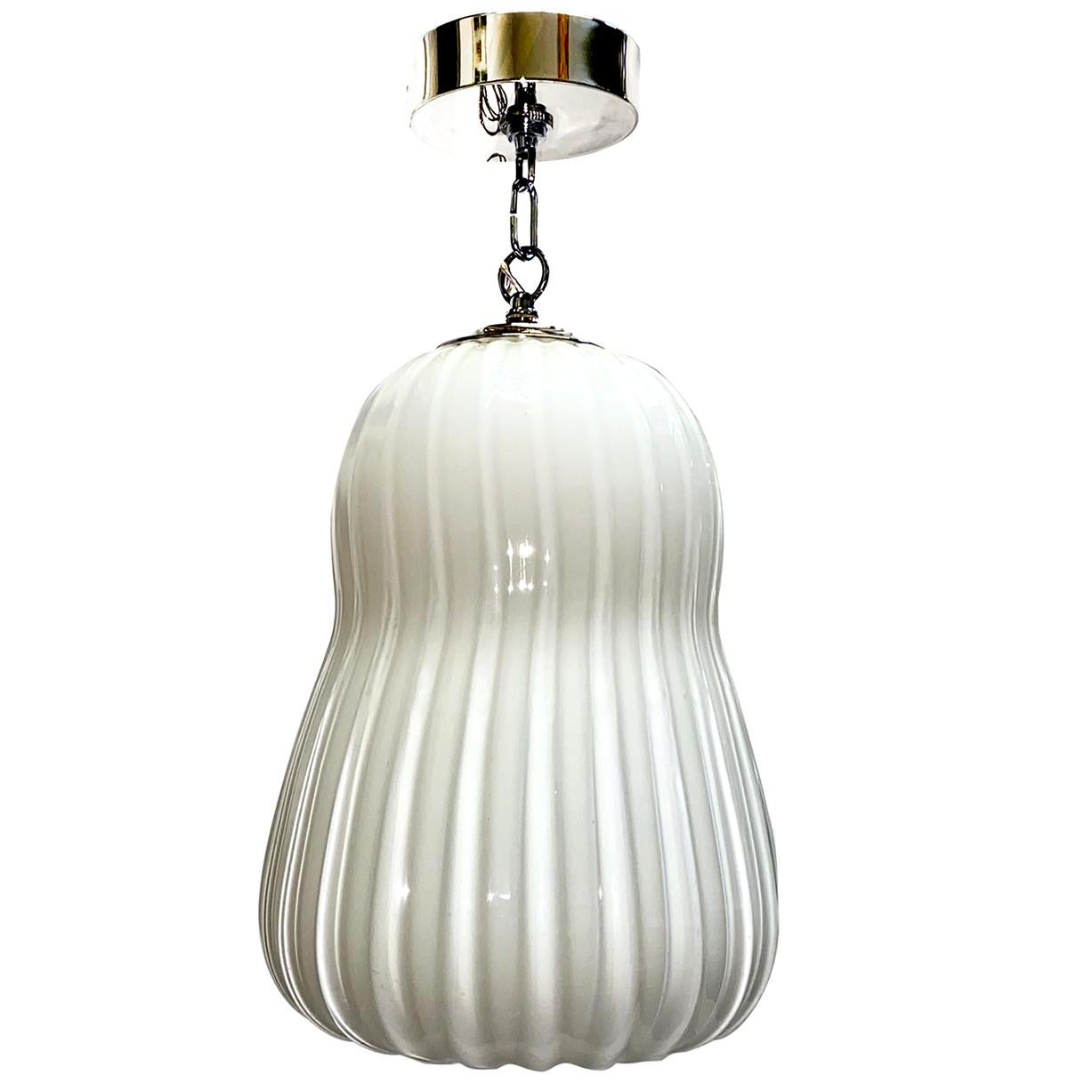 Un lampadario a sospensione in vetro soffiato color latte degli anni '50 circa con luci interne.

Misure:
Diametro 11
