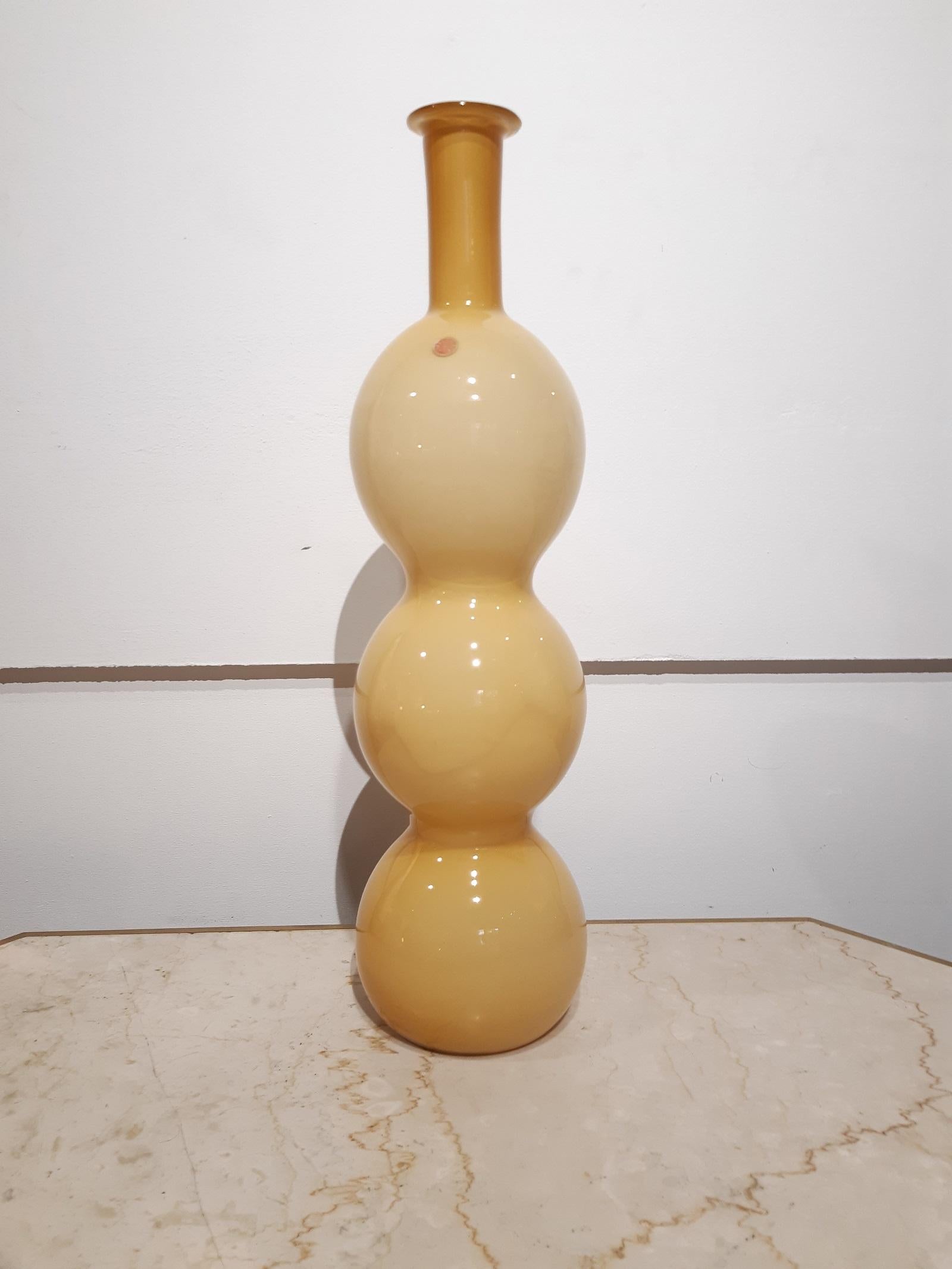 Big blown Murano glass vase made in the 1970s in Italy

Cream color and amber on the outside and white on the inside.

Measures: Height 47 cm, diameter 12 cm

Good condition.
 